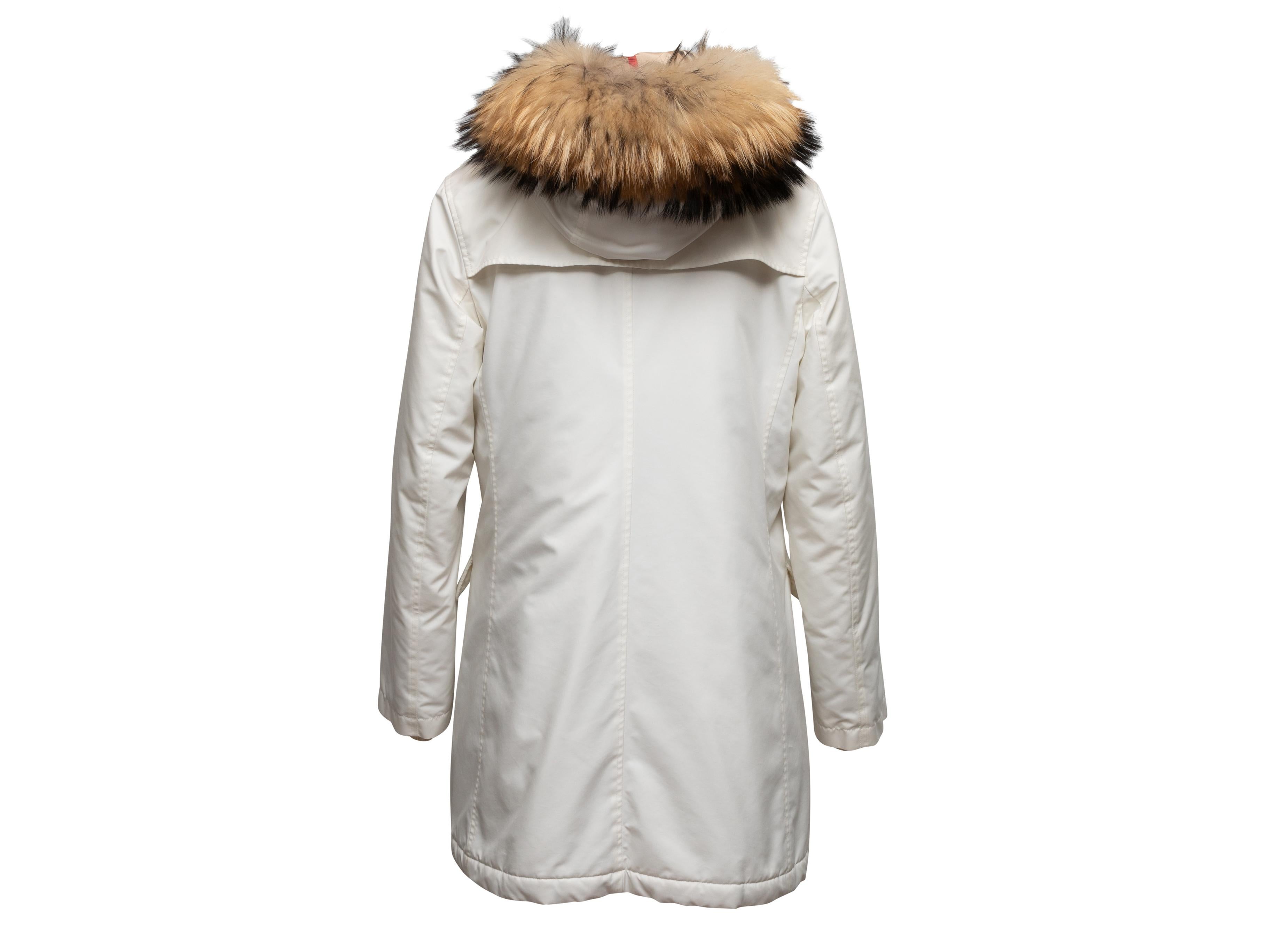 Burberry bianco con cappuccio bordato di pelliccia, taglia M. I. In condizioni buone in vendita a New York, NY