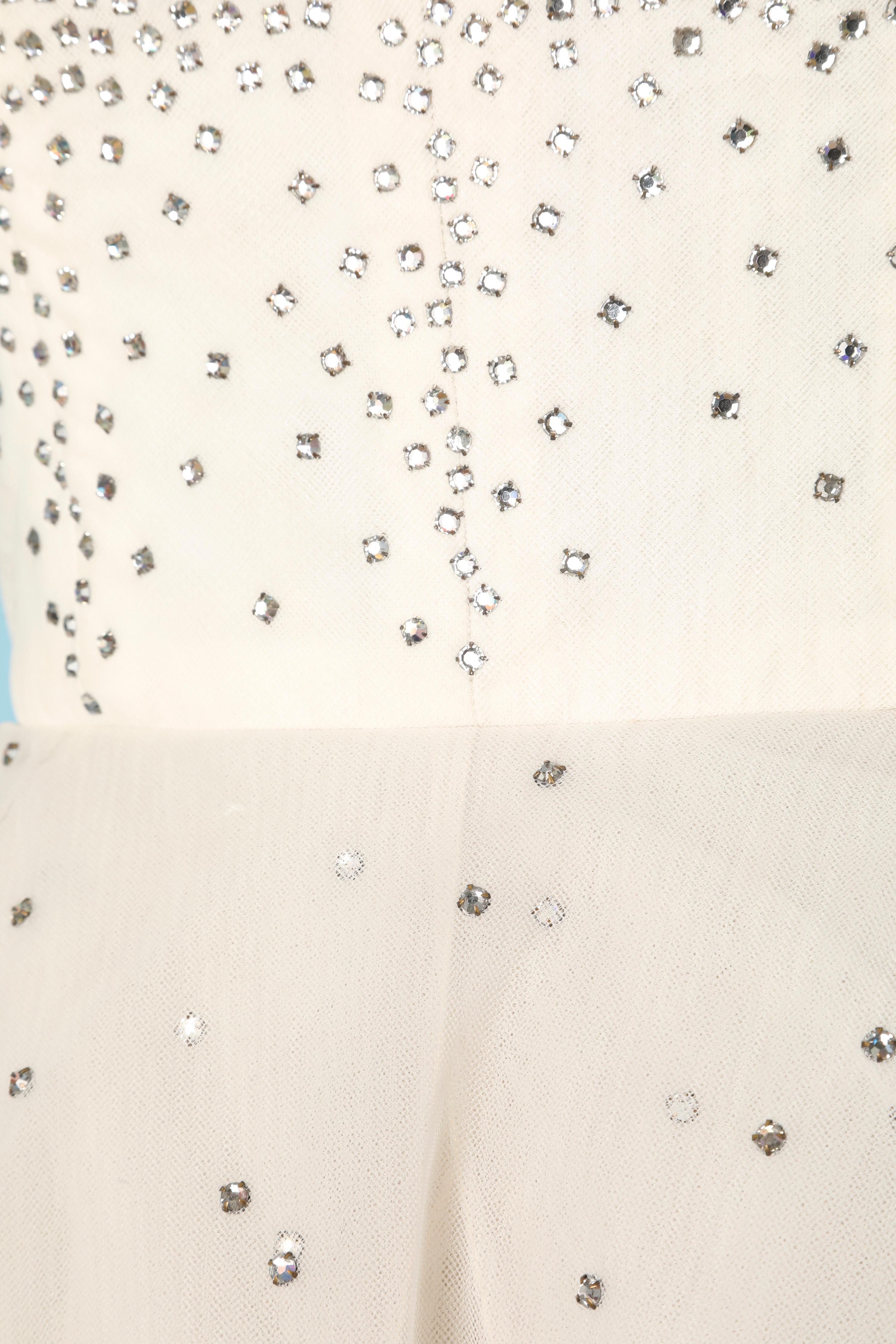 Blanc Robe de soirée à bustier blanche ornée de strass Circa 1950 en vente