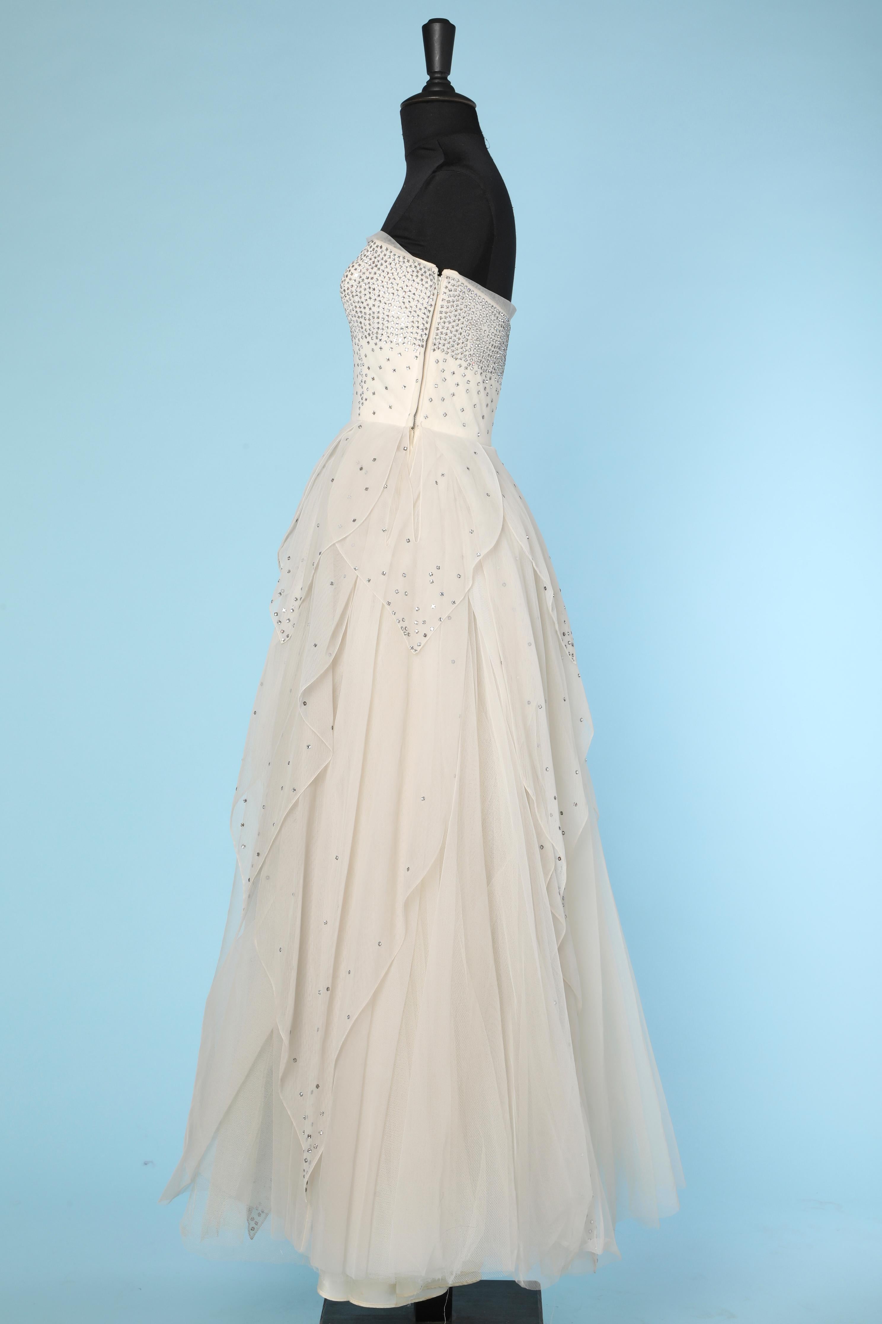 Robe de soirée à bustier blanche ornée de strass Circa 1950 Pour femmes en vente