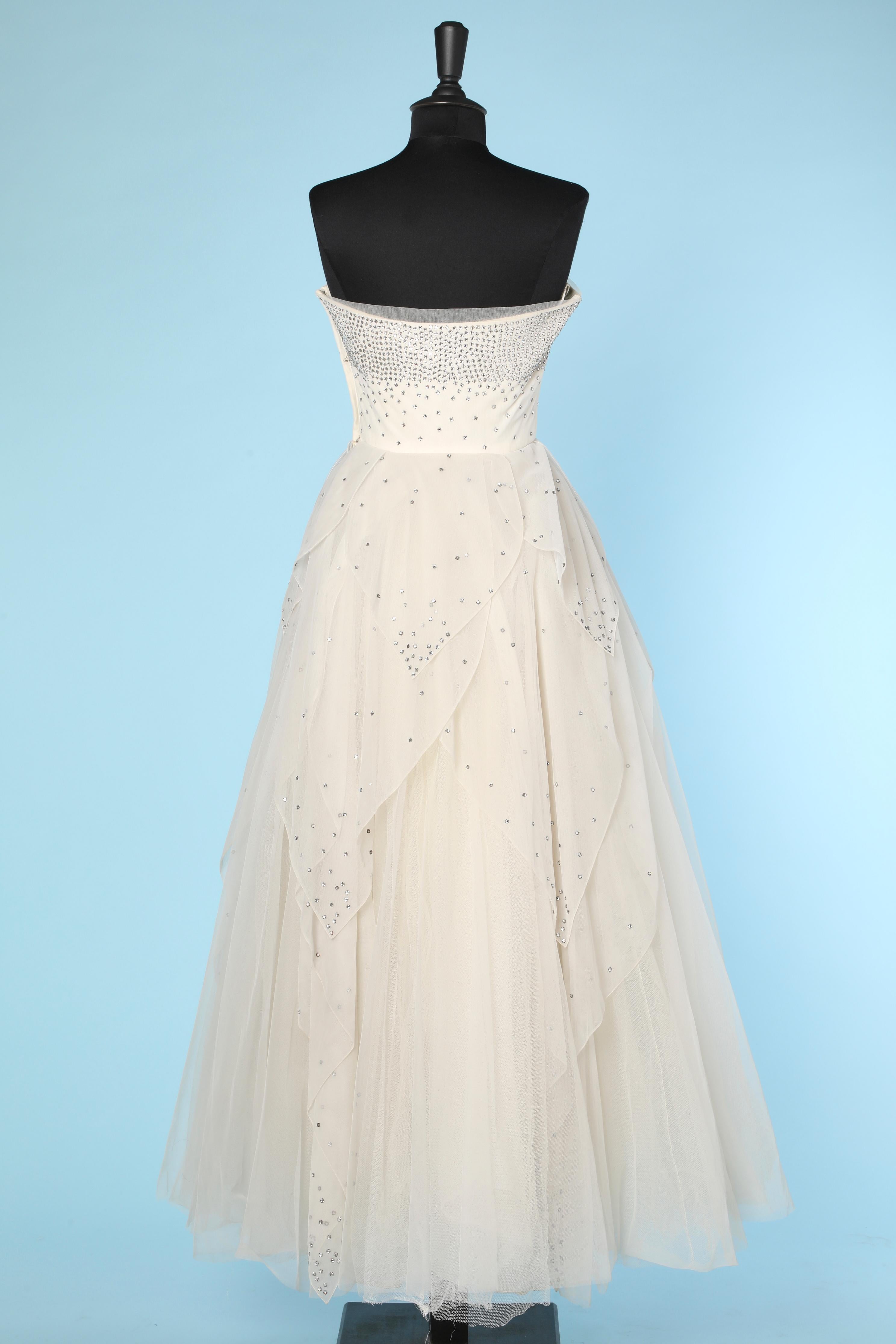 Robe de soirée à bustier blanche ornée de strass Circa 1950 en vente 1