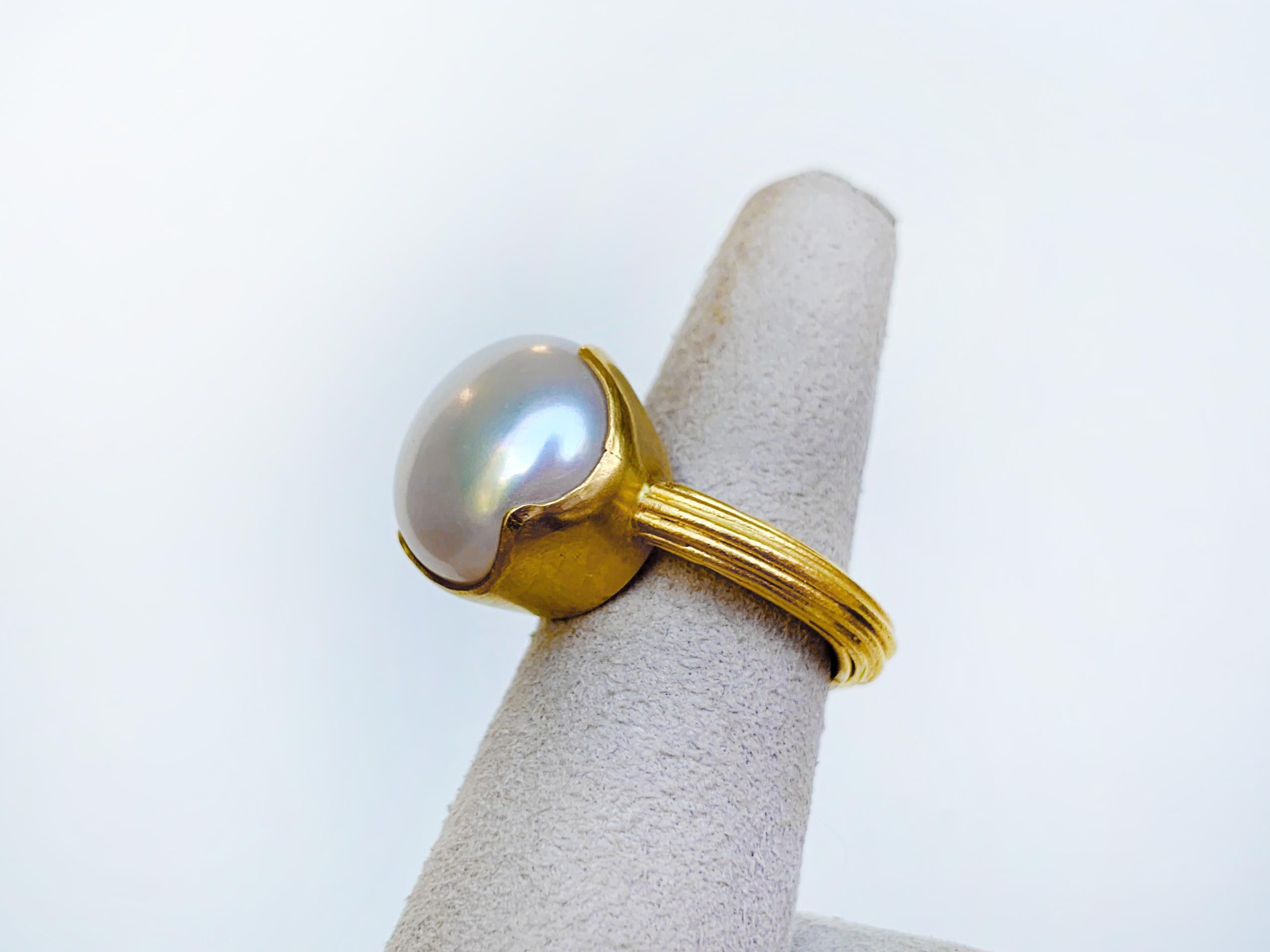 Weißer Perlenring mit Knopfleiste aus 22 Karat Gold (Künstler*in) im Angebot