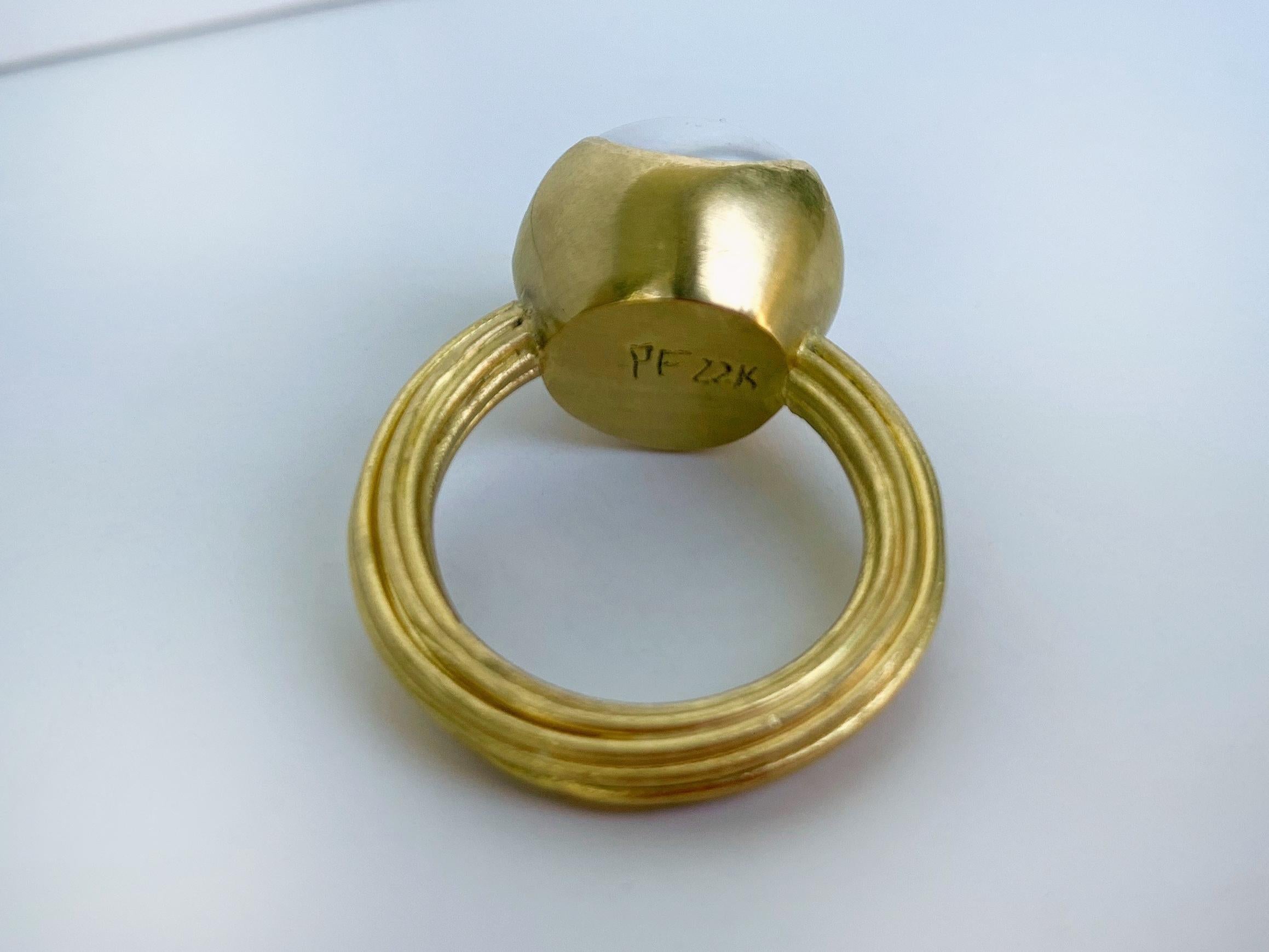 Weißer Perlenring mit Knopfleiste aus 22 Karat Gold (Ungeschliffen) im Angebot