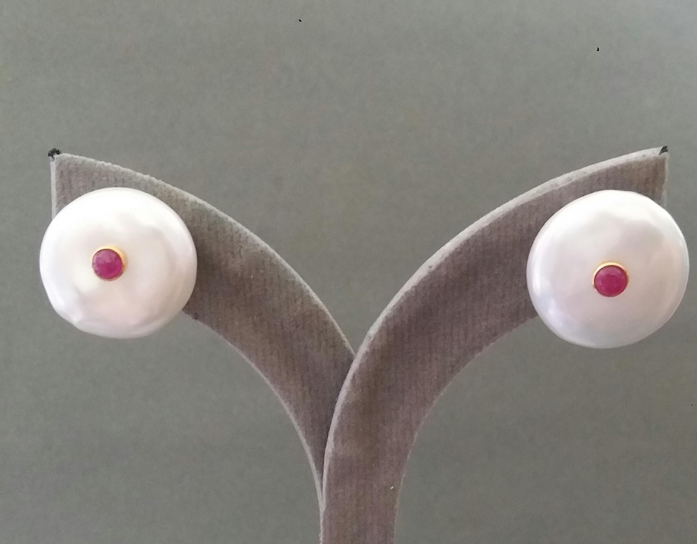 Orecchini con perle barocche bianche a forma di bottone in oro giallo 14 kt con rubino rotondo in vendita 9