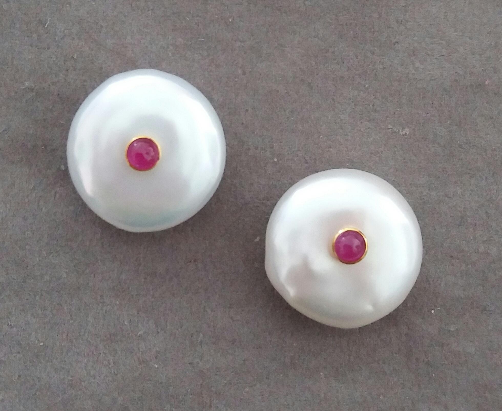 Contemporaneo Orecchini con perle barocche bianche a forma di bottone in oro giallo 14 kt con rubino rotondo in vendita
