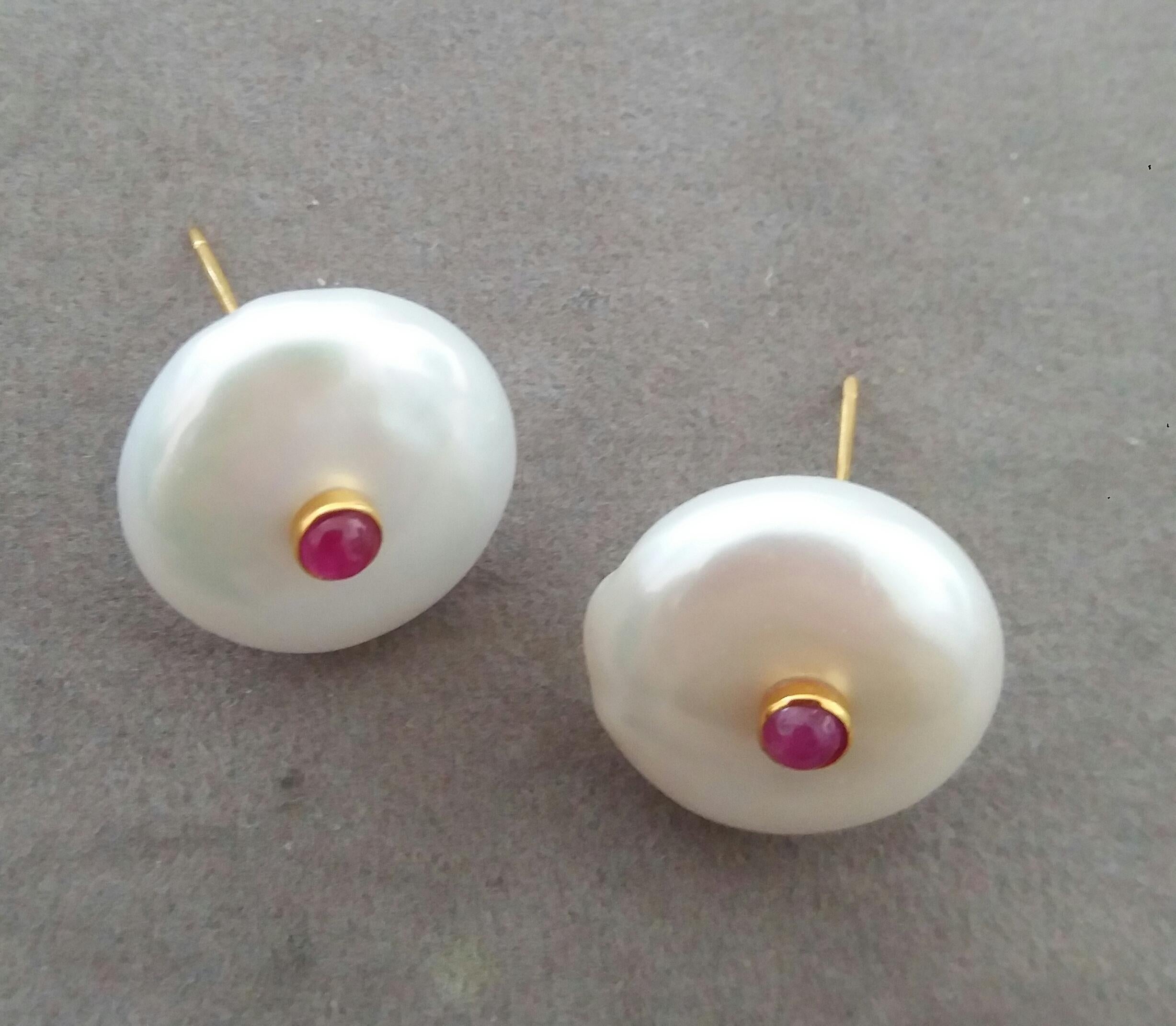 Taglio rotondo Orecchini con perle barocche bianche a forma di bottone in oro giallo 14 kt con rubino rotondo in vendita