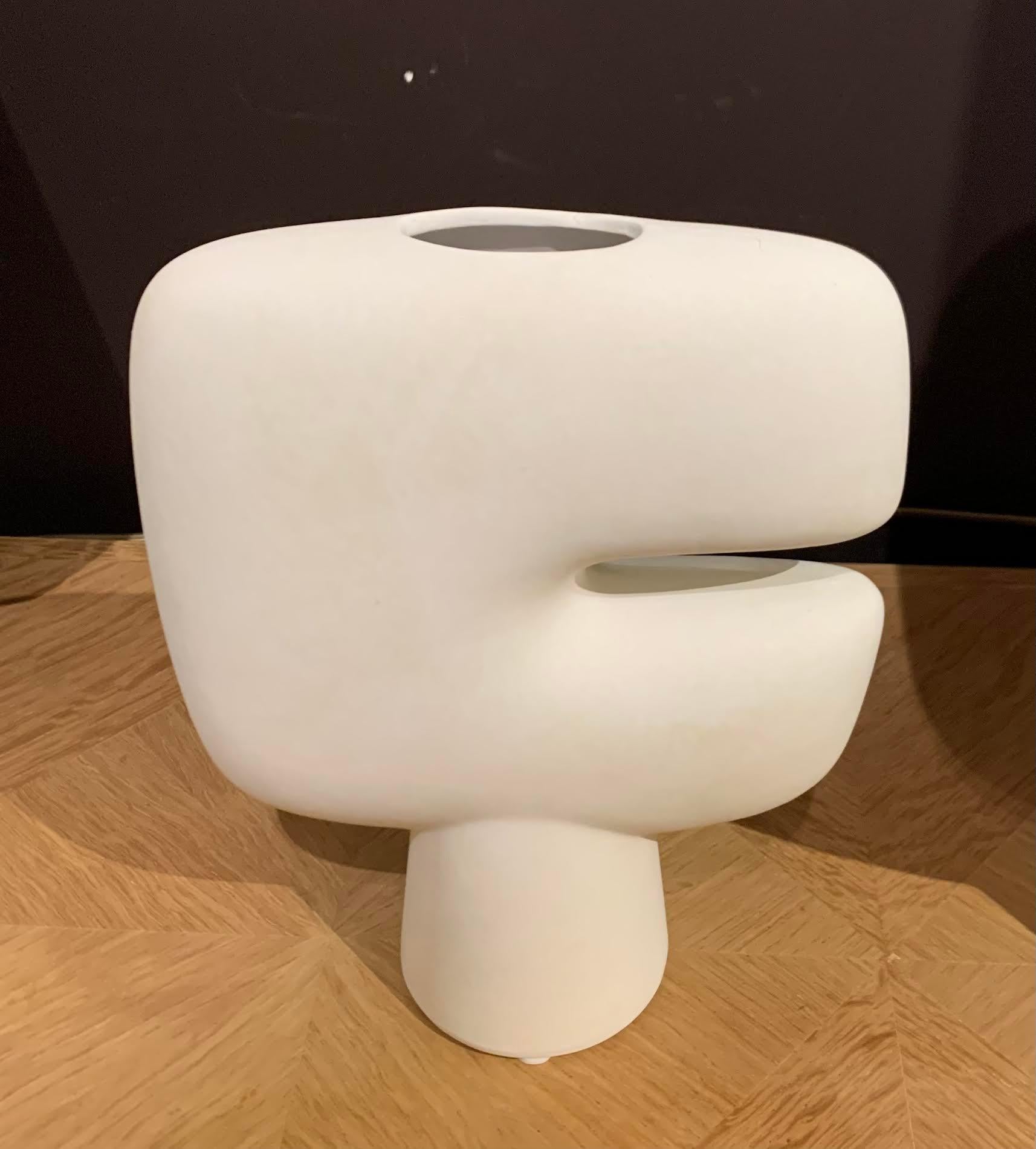 Cinese Vaso bianco a forma di C dal design danese, Cina, Contemporaneo in vendita