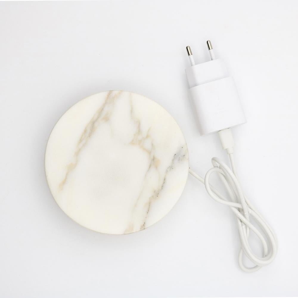 Un socle en marbre,
qui recharge rapidement votre téléphone, d'un coup de baguette magique.
 
Un cercle, 
une pierre, 
réalisé avec le soin que requiert le marbre.

Une puissante technologie de charge sans fil garantit une alimentation électrique