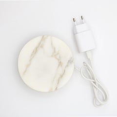 - Weißer Calacatta-Marmorsockel, klein, 15W Wireless Charger