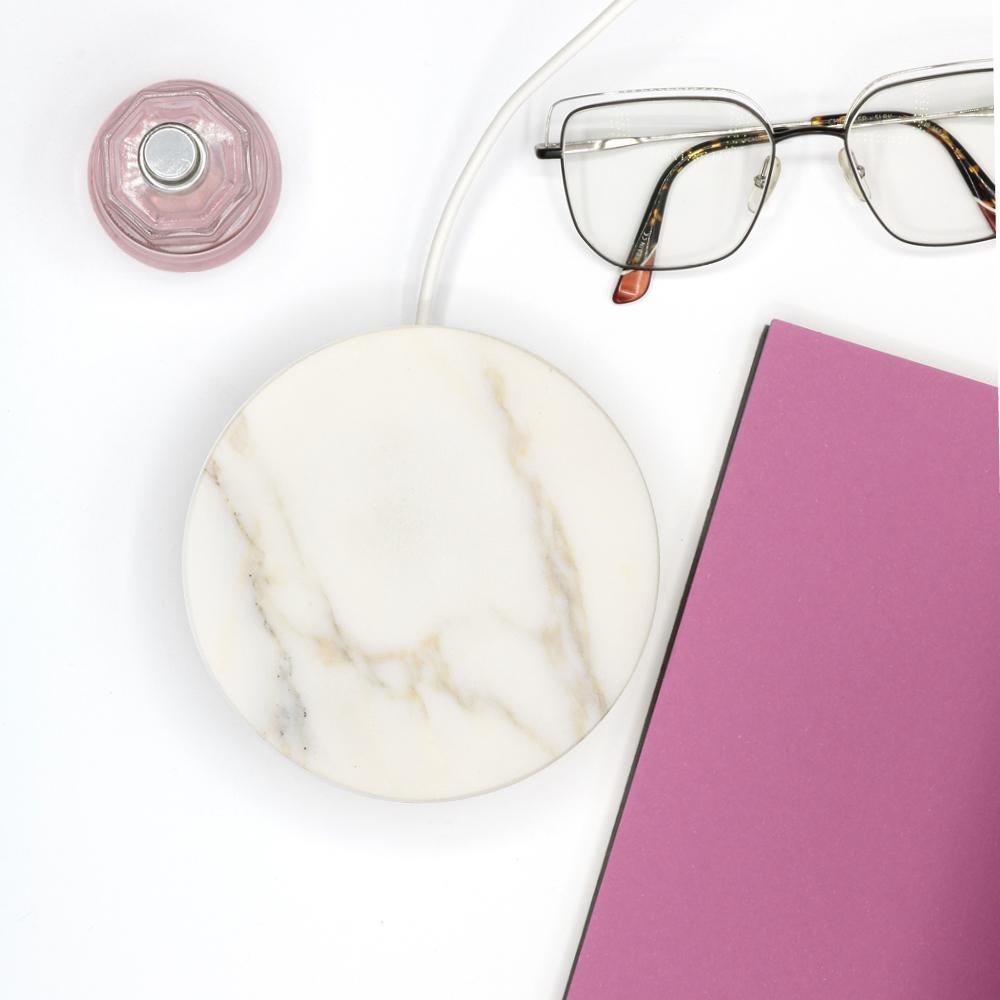 Minimaliste - Base en marbre blanc Calacatta, petite, chargeur sans fil 15W en vente