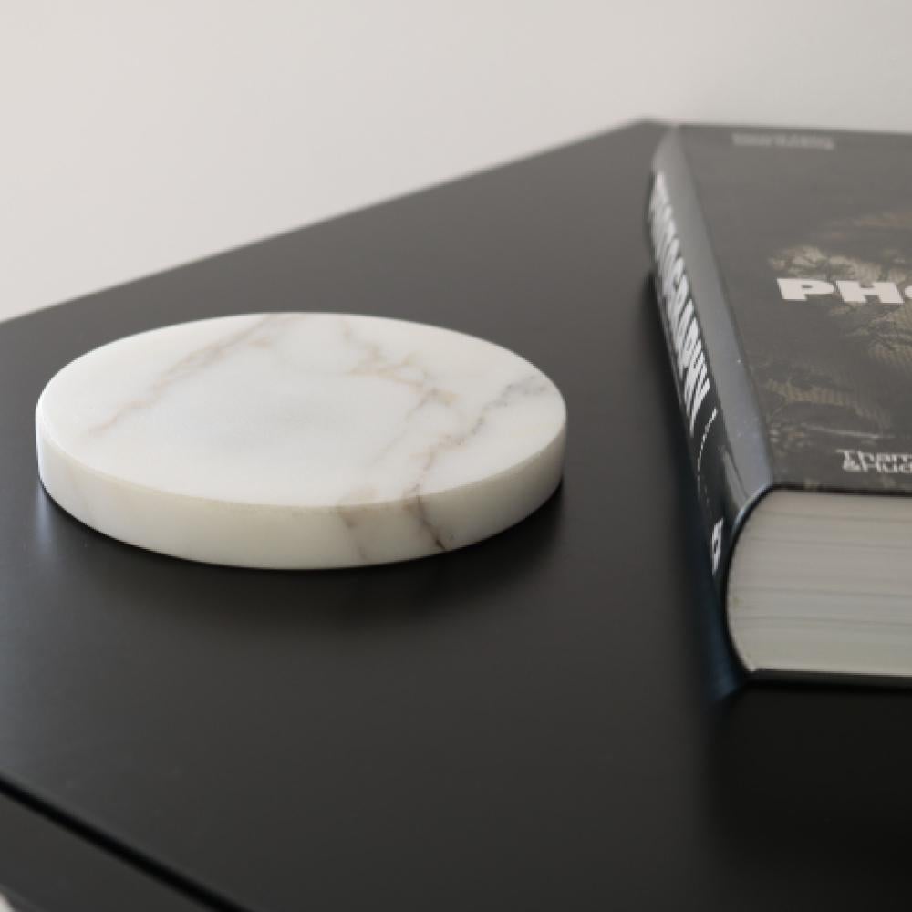 Gravé - Base en marbre blanc Calacatta, petite, chargeur sans fil 15W en vente
