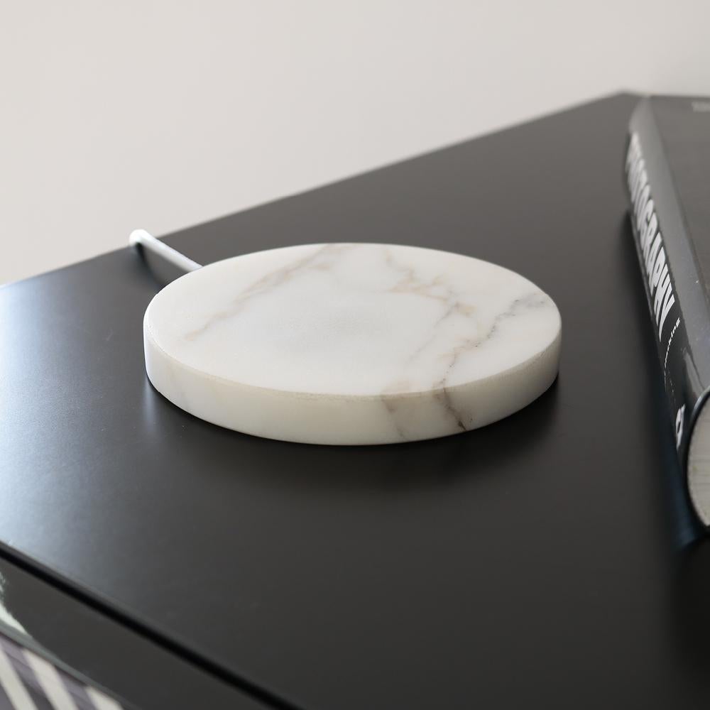 Marbre - Base en marbre blanc Calacatta, petite, chargeur sans fil 15W en vente