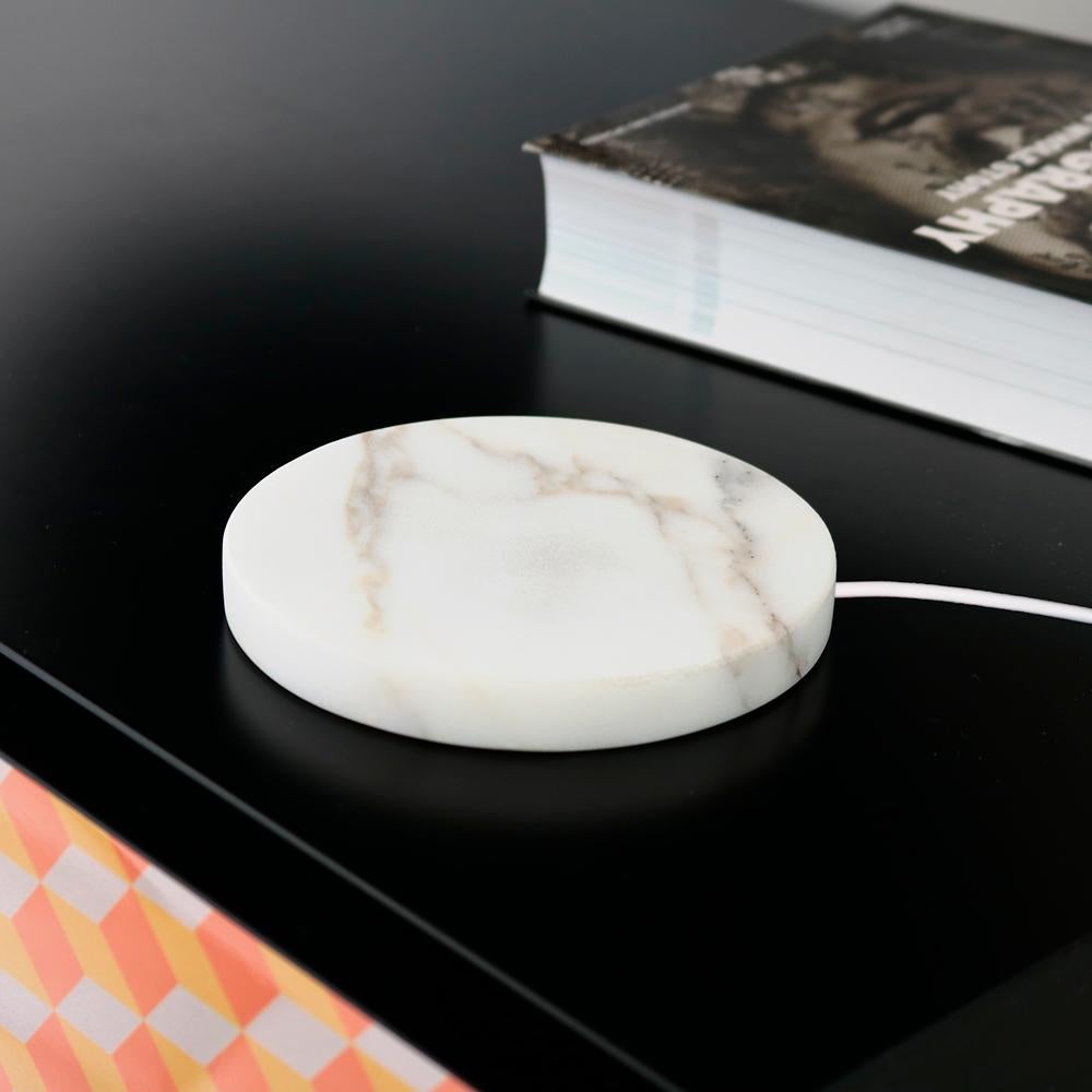 - Base en marbre blanc Calacatta, petite, chargeur sans fil 15W en vente 1
