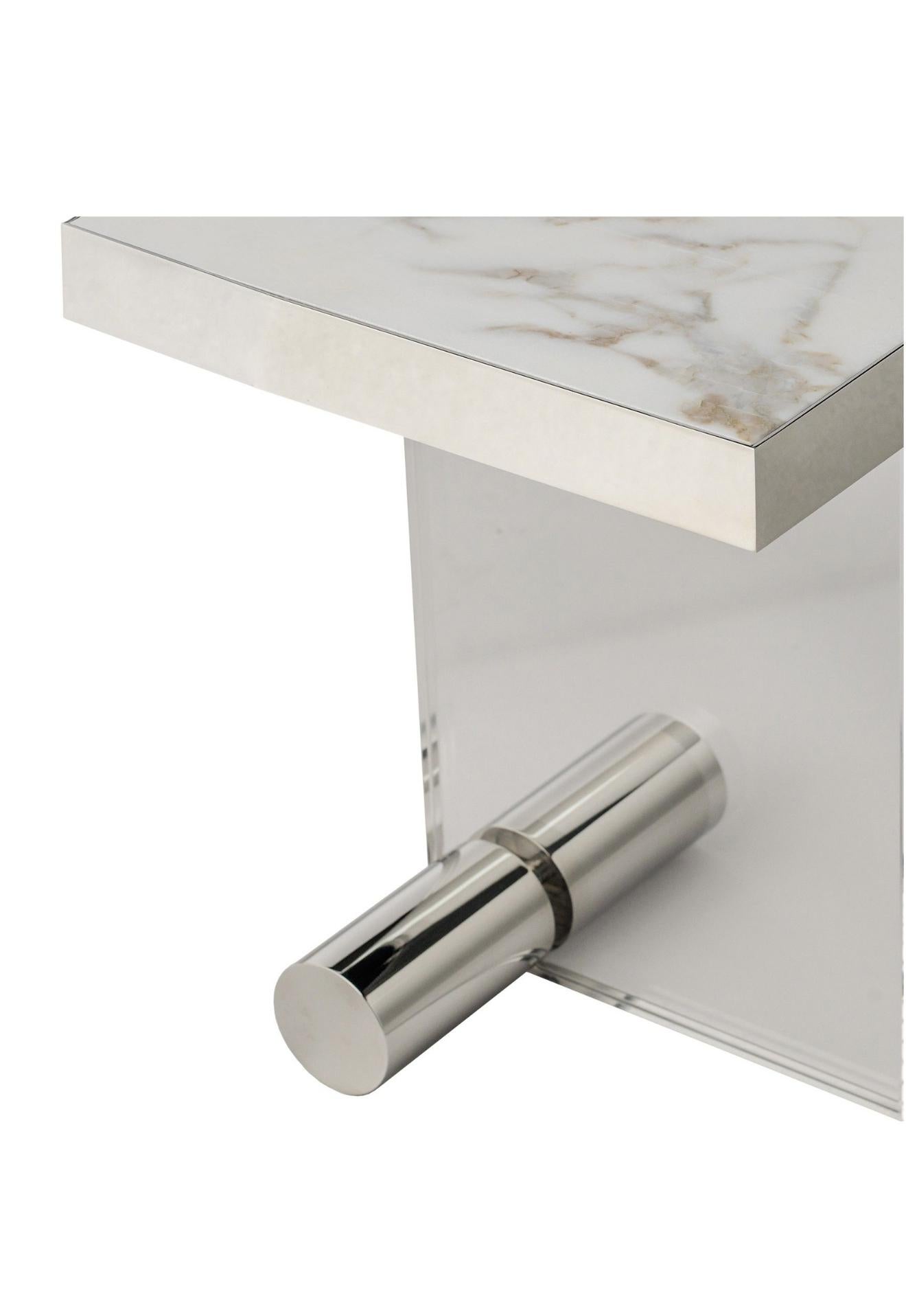 Portugais Table d'appoint carrée en acrylique et en marbre blanc Calacatta en acier inoxydable en vente