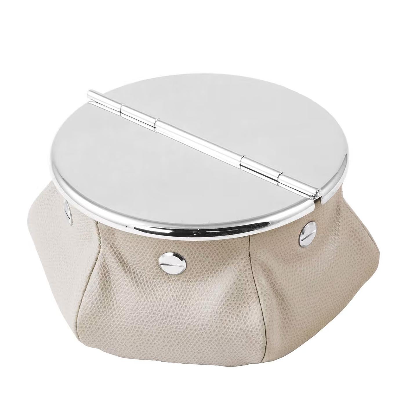 Ashtray White Calfskin 2 Cigars Yachting with bag covered 
with white calfskin genuine leather in white color.
Bag filled with 1 kg micro metal balls that give high stability.
Ashtray top with 2 openable lids in solid brass in palladium
finish. With