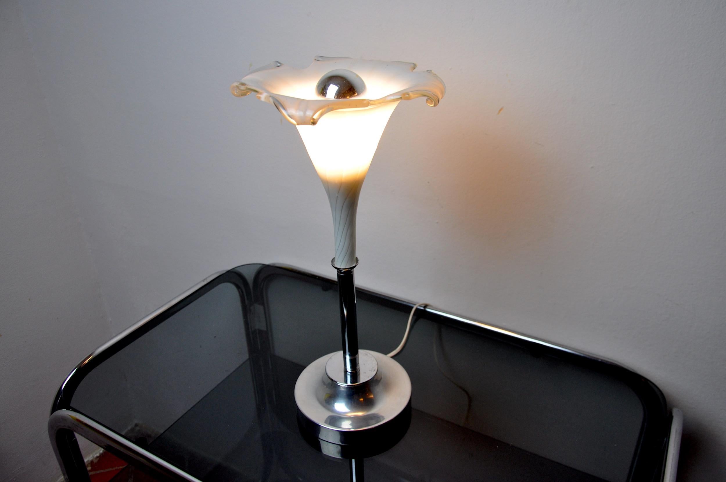 Superbe et rare lampe fleur de lys en verre de Murano, conçue et produite en Italie dans les années 1970.

Structure en métal argenté composée d'un cristal blanc taillé en forme de fleur de lys, réalisée par le maître verrier italien.

Objet design