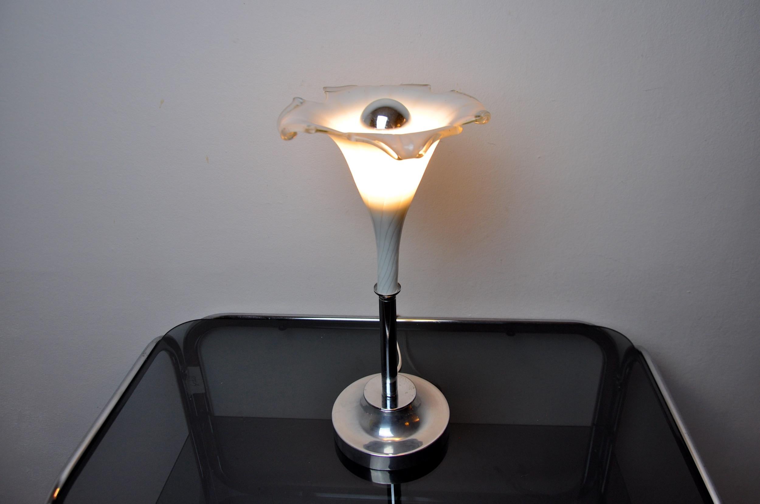 Hollywood Regency White Calla Lily Lamp, Murano Glass, Italy, 1970 For Sale