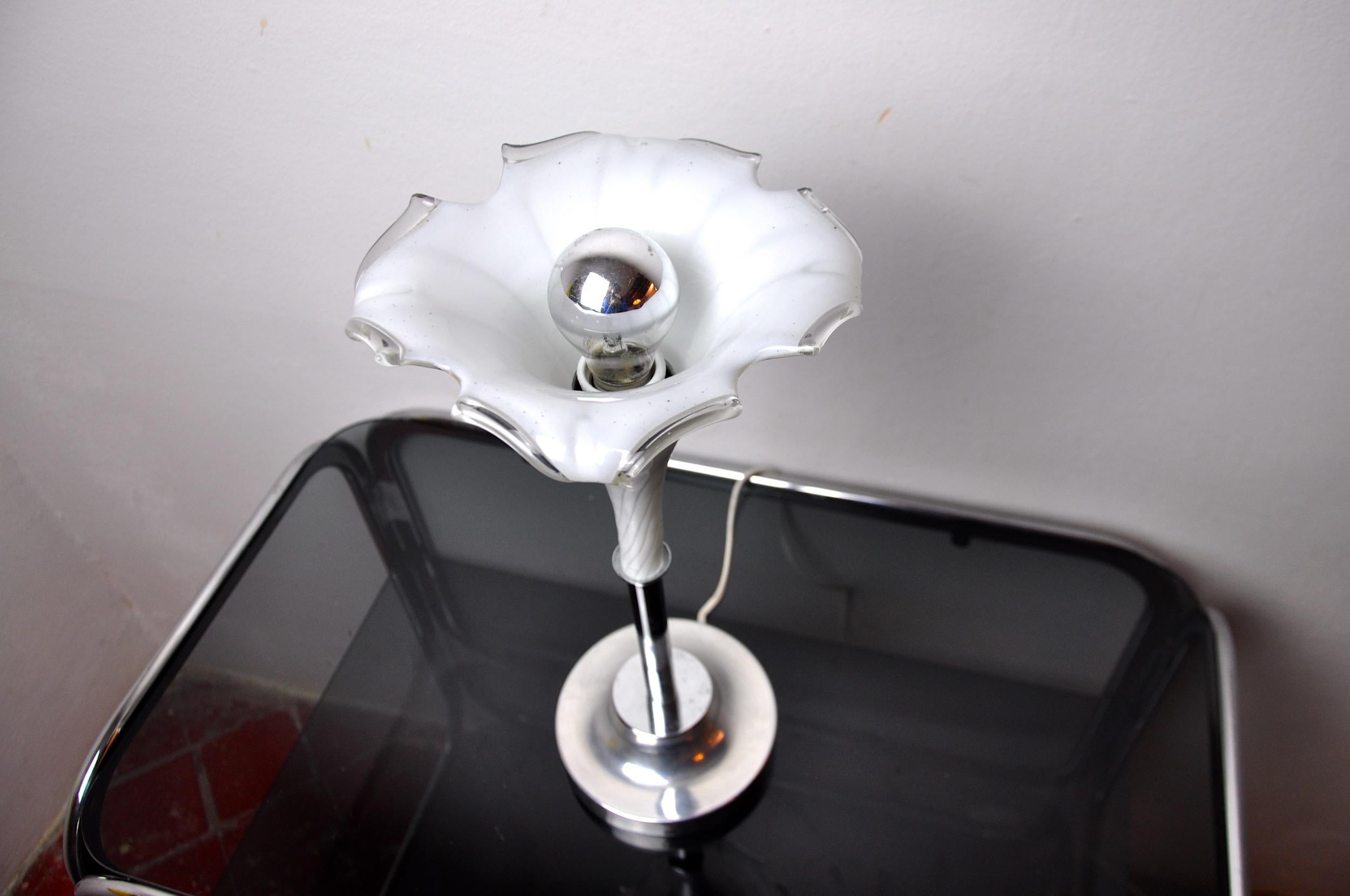 White Calla Lily Lamp, Murano Glass, Italy, 1970 In Good Condition For Sale In BARCELONA, ES