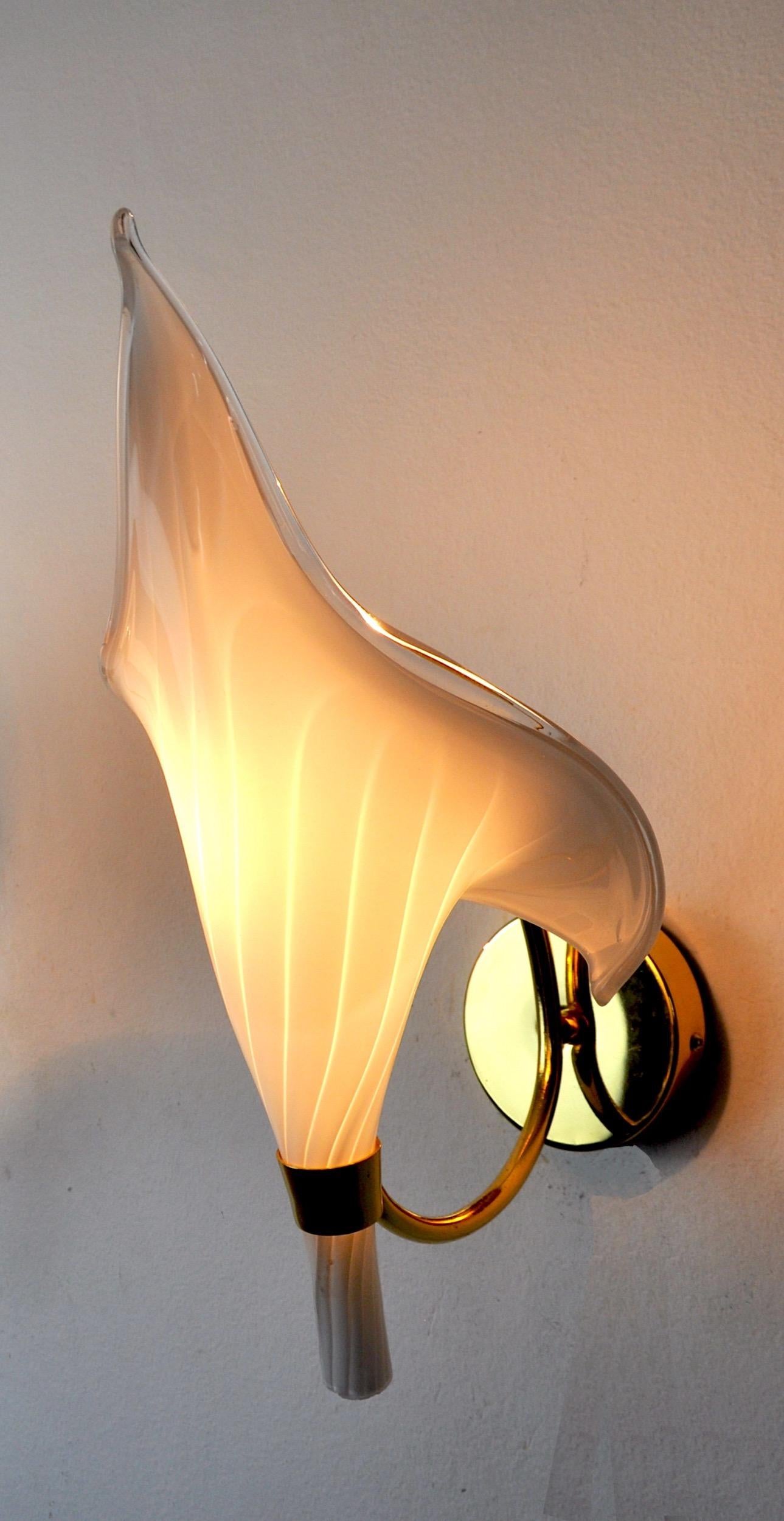 Superb and rare fleur-de-lys wall lamp in murano glass, designed and produced in italy in the 1970s.

Gilded metal structure composed of a white cut crystal in the shape of a fleur-de-lys, made by italian master glassmakers.

Rare design object