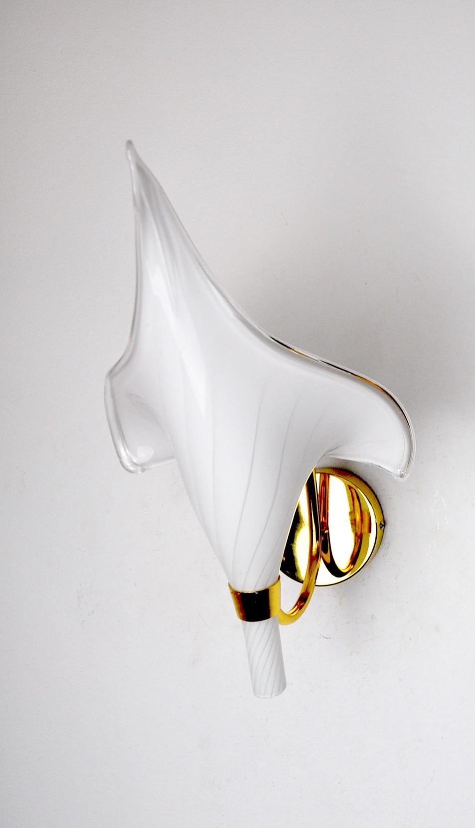 Hollywood Regency White Calla Lily Wall Lamp, Murano Glass, Italy, 1970 For Sale