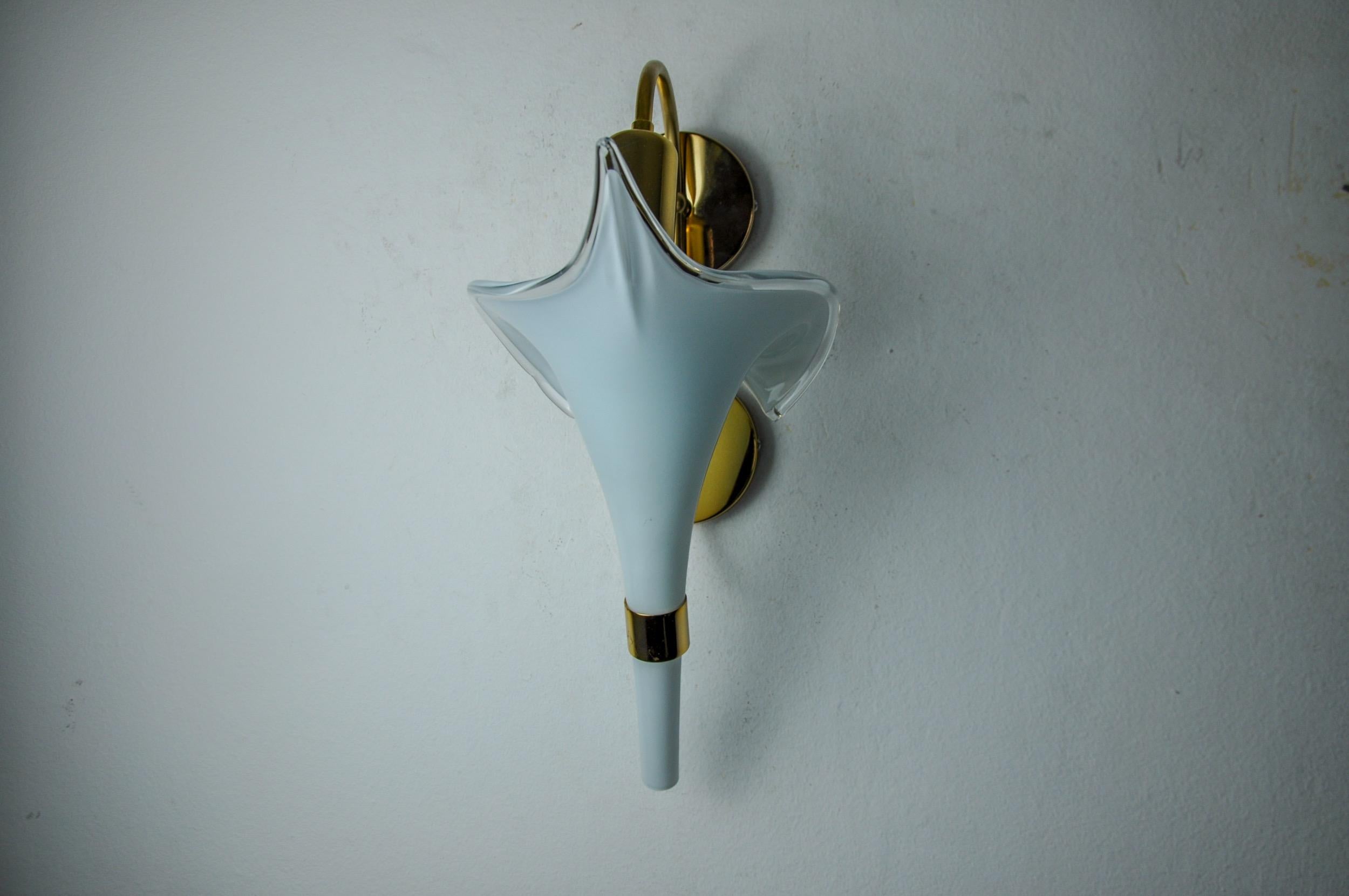 Hollywood Regency White calla lily wall lamp, murano glass, Italy, 1970 For Sale