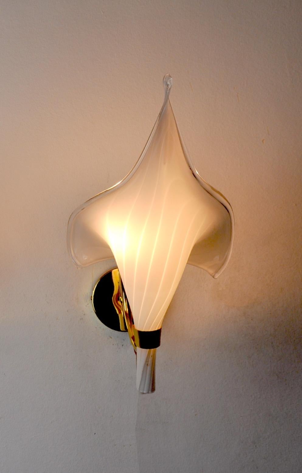 White Calla Lily Wall Lamp, Murano Glass, Italy, 1970 In Good Condition For Sale In BARCELONA, ES