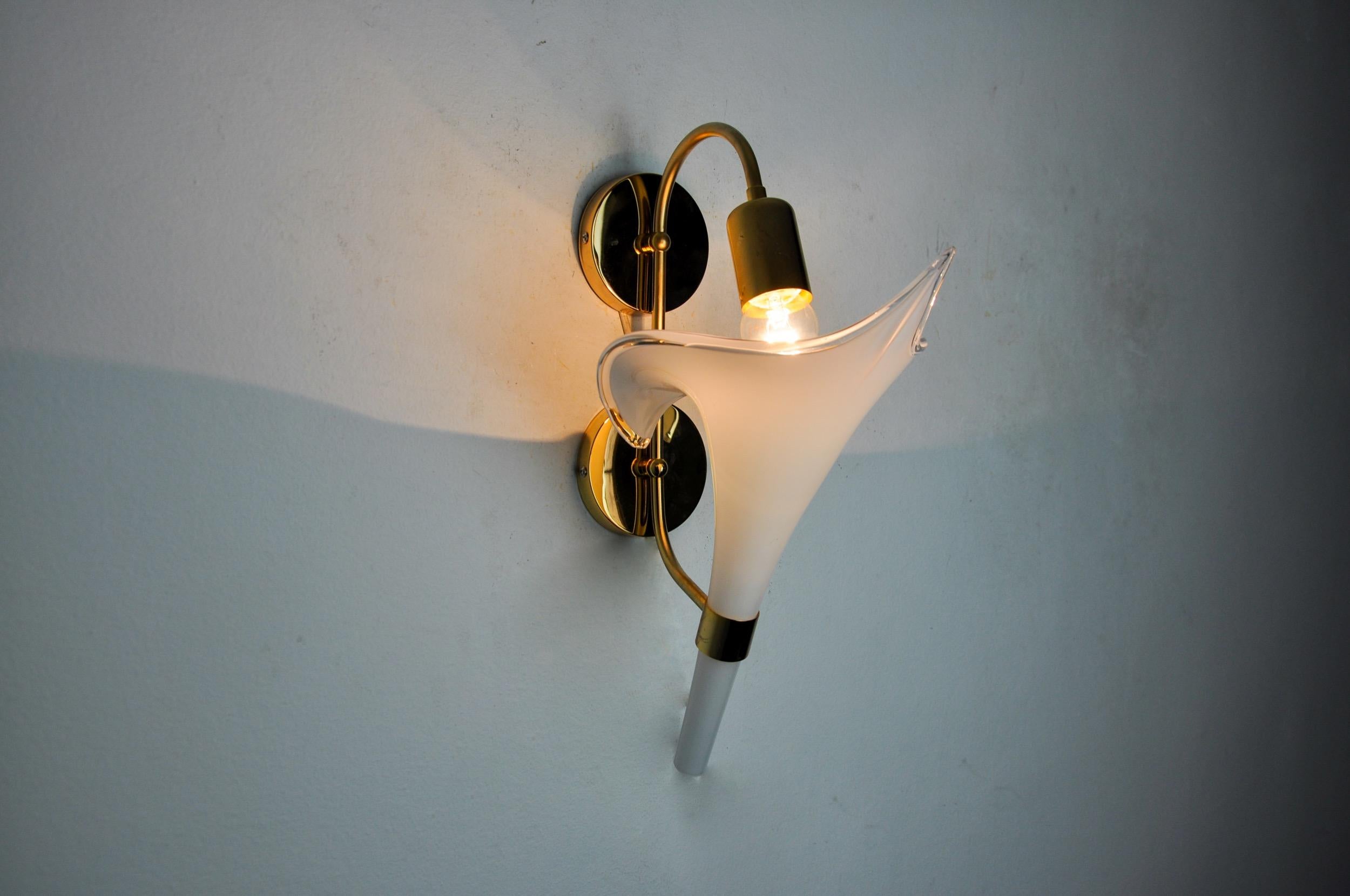 White calla lily wall lamp, murano glass, Italy, 1970 In Good Condition For Sale In BARCELONA, ES