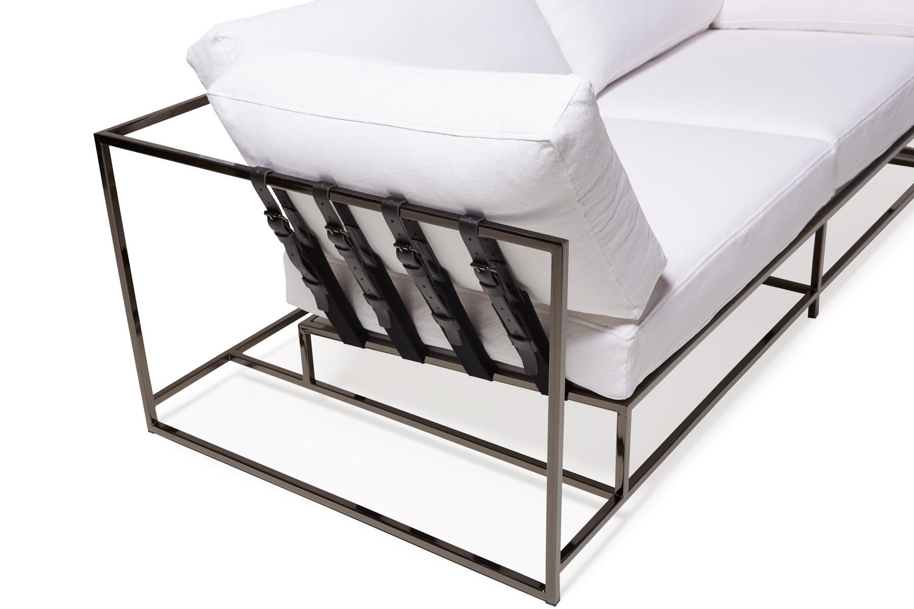 Zweisitziges Sofa aus weißem Segeltuch und poliertem schwarzem Nickel (Metallarbeit) im Angebot