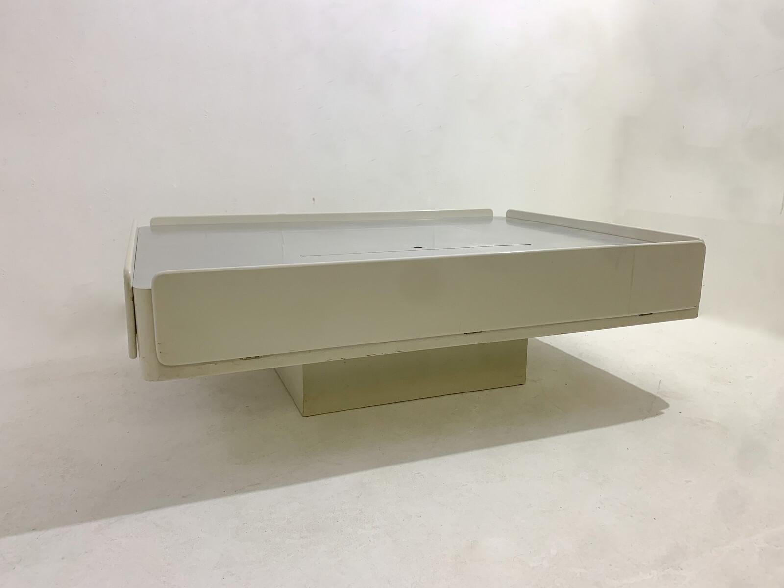 White Caori coffee table by Vico Magistretti for Gavina, Italy, 1960s.