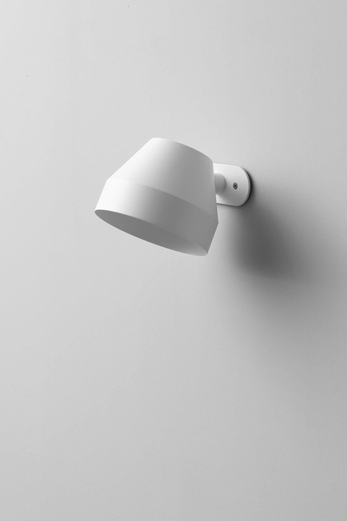 White Cap Wall Lamp by +kouple
Dimensions: D 20 x W 16 x H 16,2 cm.
Materials: Powder-coated steel.

Available in different color options. Please contact us.

All our lamps can be wired according to each country. If sold to the USA it will be wired