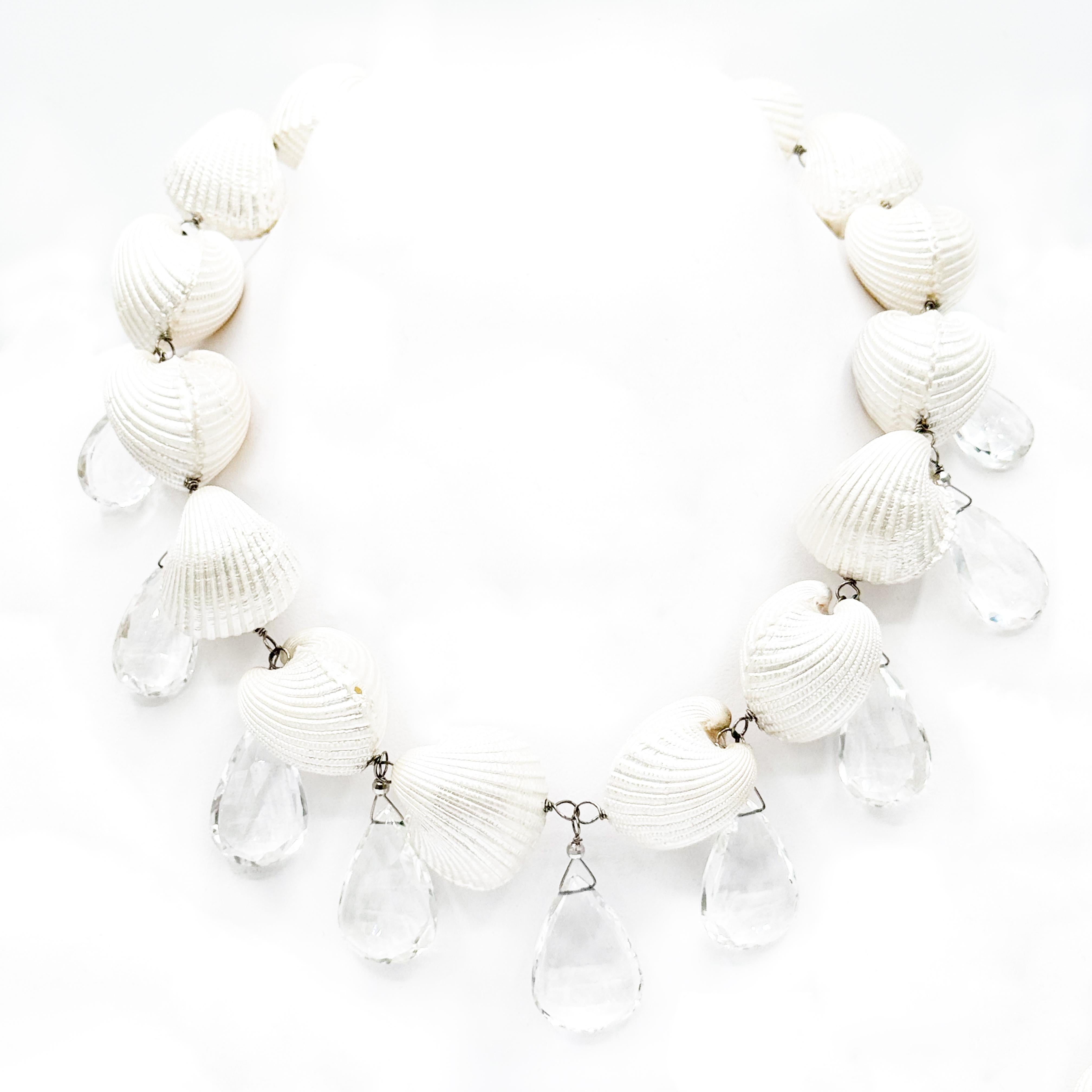 Descrizione
Questa collana unica, sorprendente e deliziosa esprime il tuo stile estivo personale. Un mix insolito di conchiglie dell'Arca dei Caraibi splendidamente laccate con grandi, eleganti e rare gocce di topazio bianco, rende questa collana un