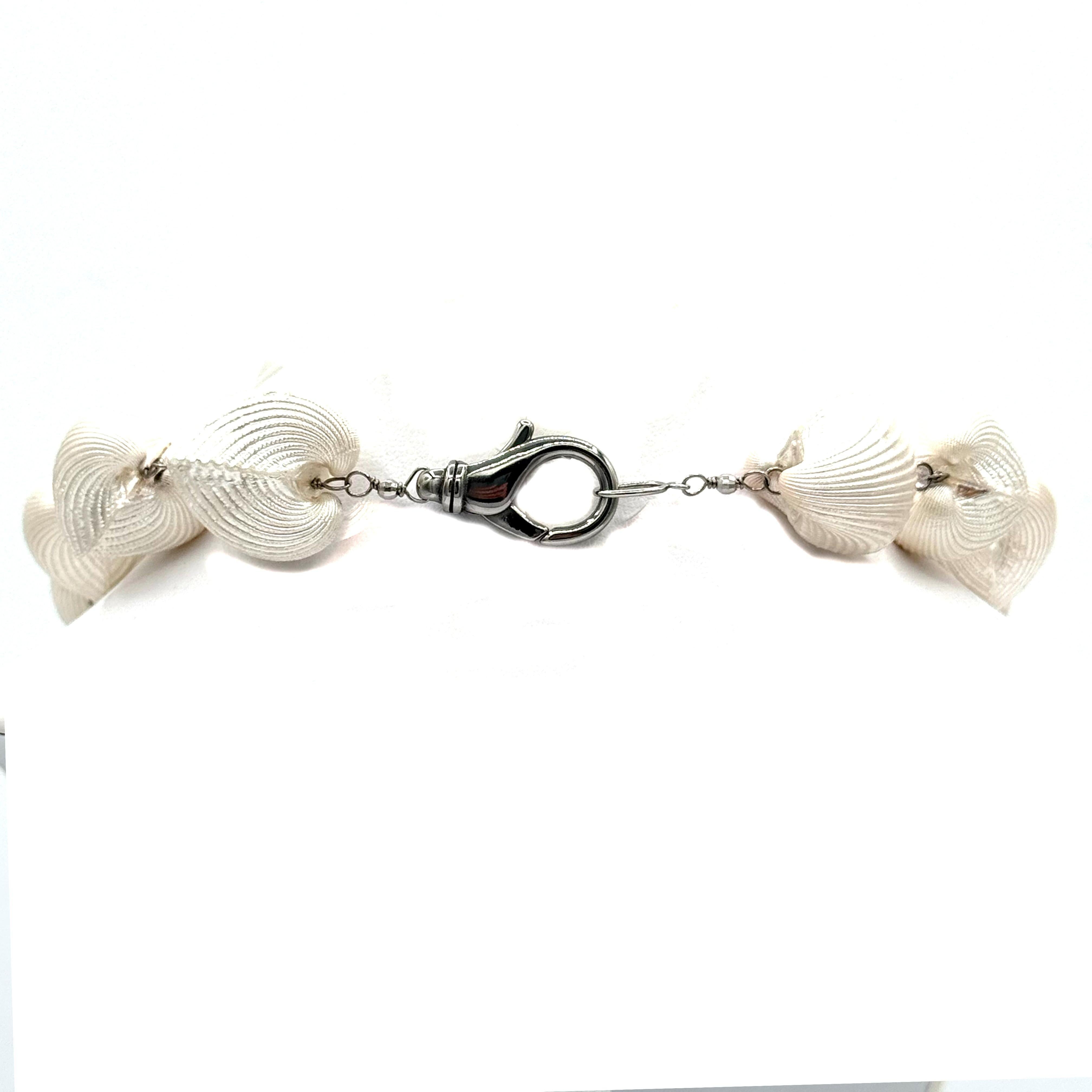 Artigiano Collana Paradizia con conchiglie bianche dei Caraibi e topazio bianco in vendita