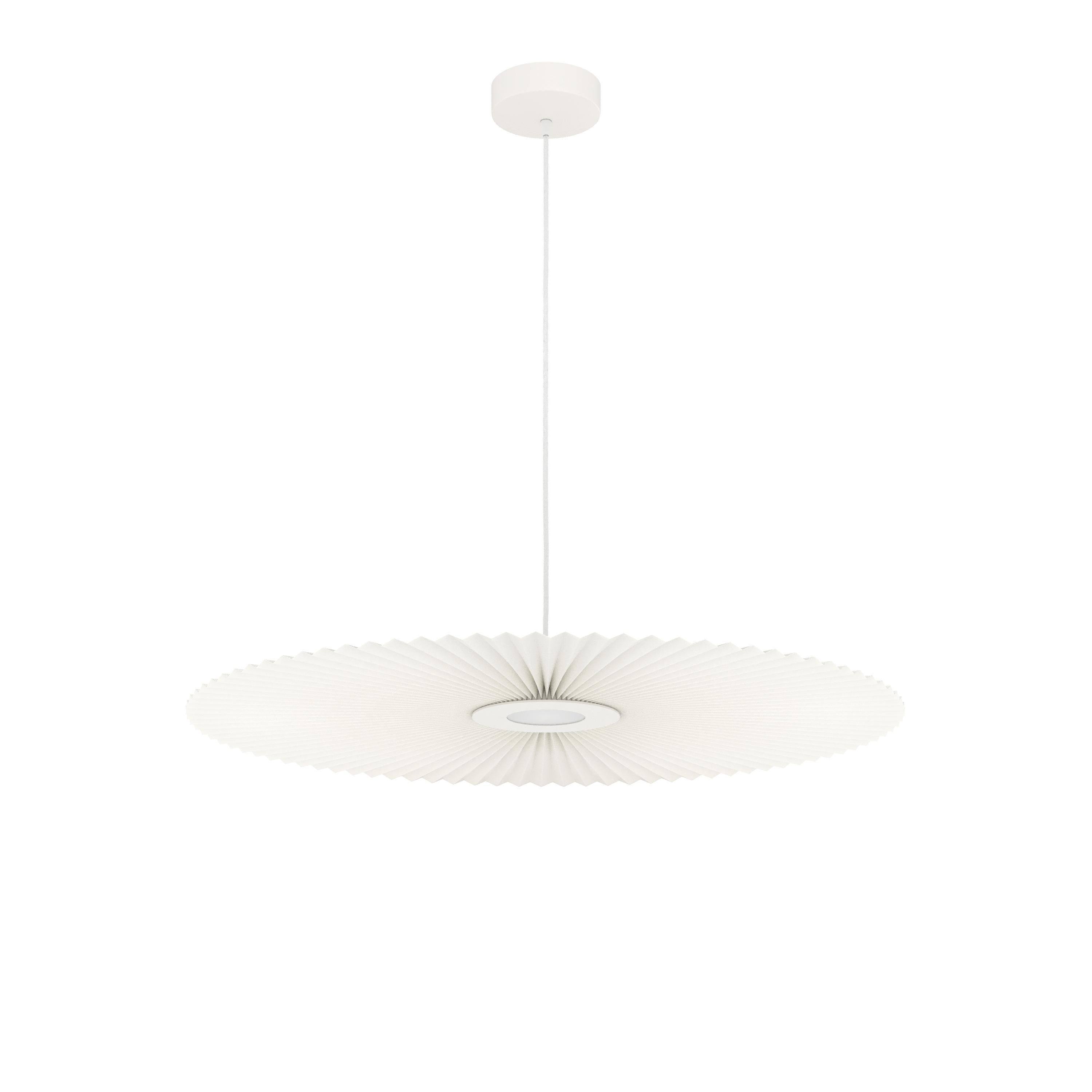 Lampada a sospensione Carmen bianca M 90 di HARTO
Dimensioni: L 90 x P 3,2 x H 90 cm. 
Materiali: Tessuto laminato su PET: 1 lato 100% poliestere / 1 lato 100% cotone, Metallo verniciato. 
Peso: 2.2 kg

Carmen è un oggetto di pura bellezza. Come una