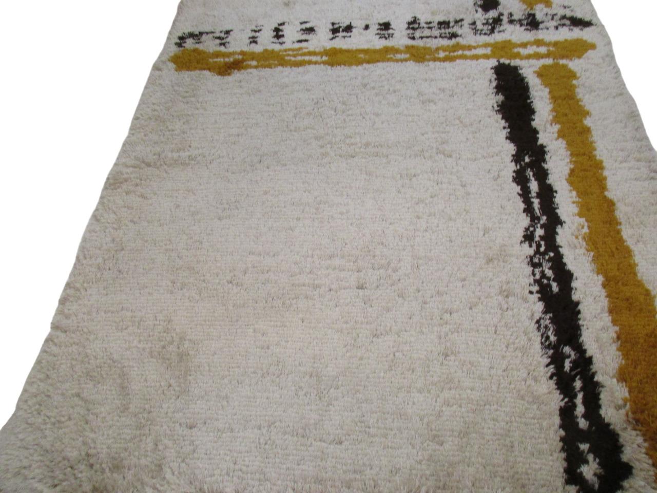 Hand-Knotted White carpet with a modern design (Italy) pure wool hand-knotted For Sale