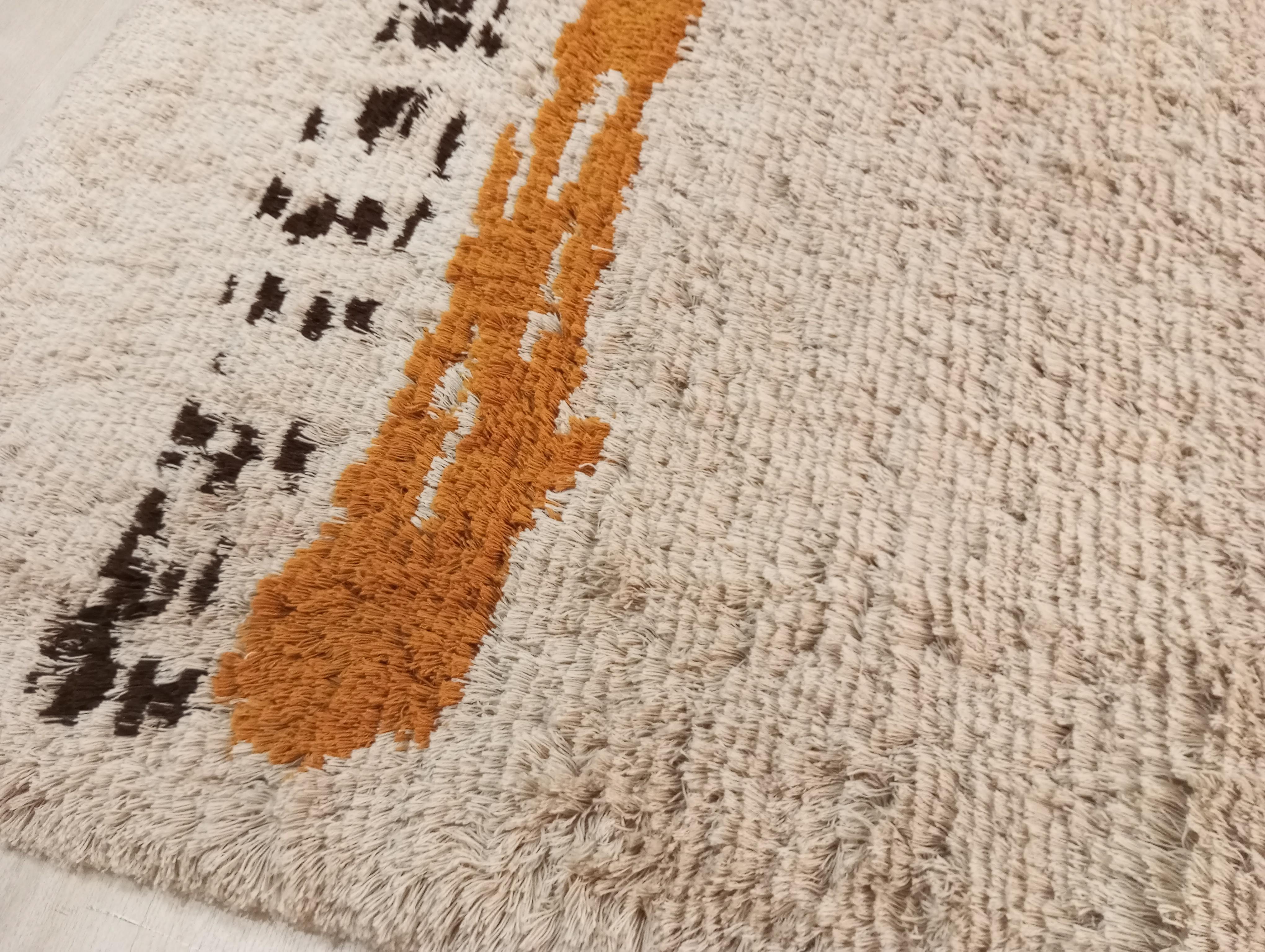 Mid-20th Century White carpet with a modern design (Italy) pure wool hand-knotted For Sale