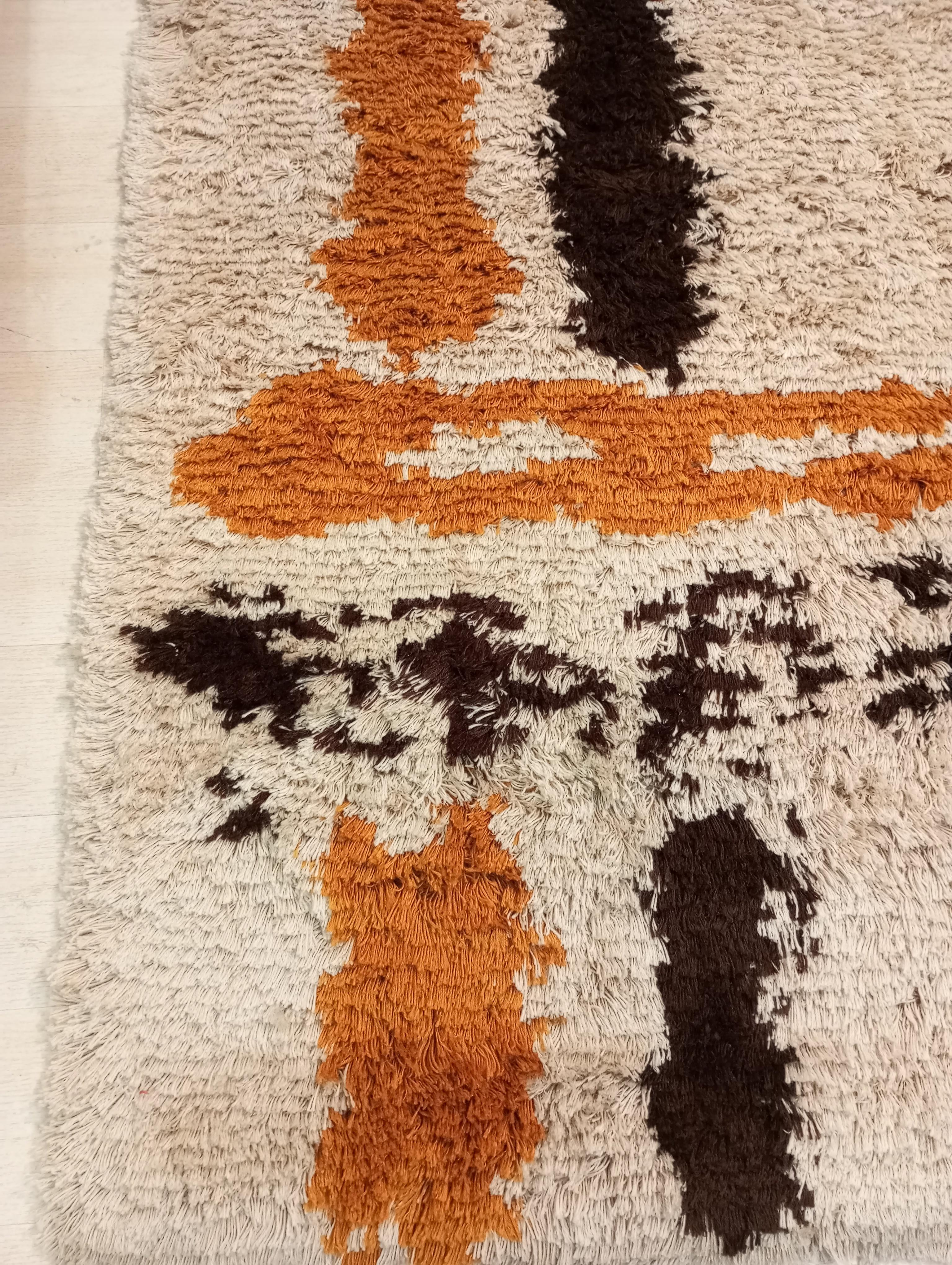 Wool White carpet with a modern design (Italy) pure wool hand-knotted For Sale