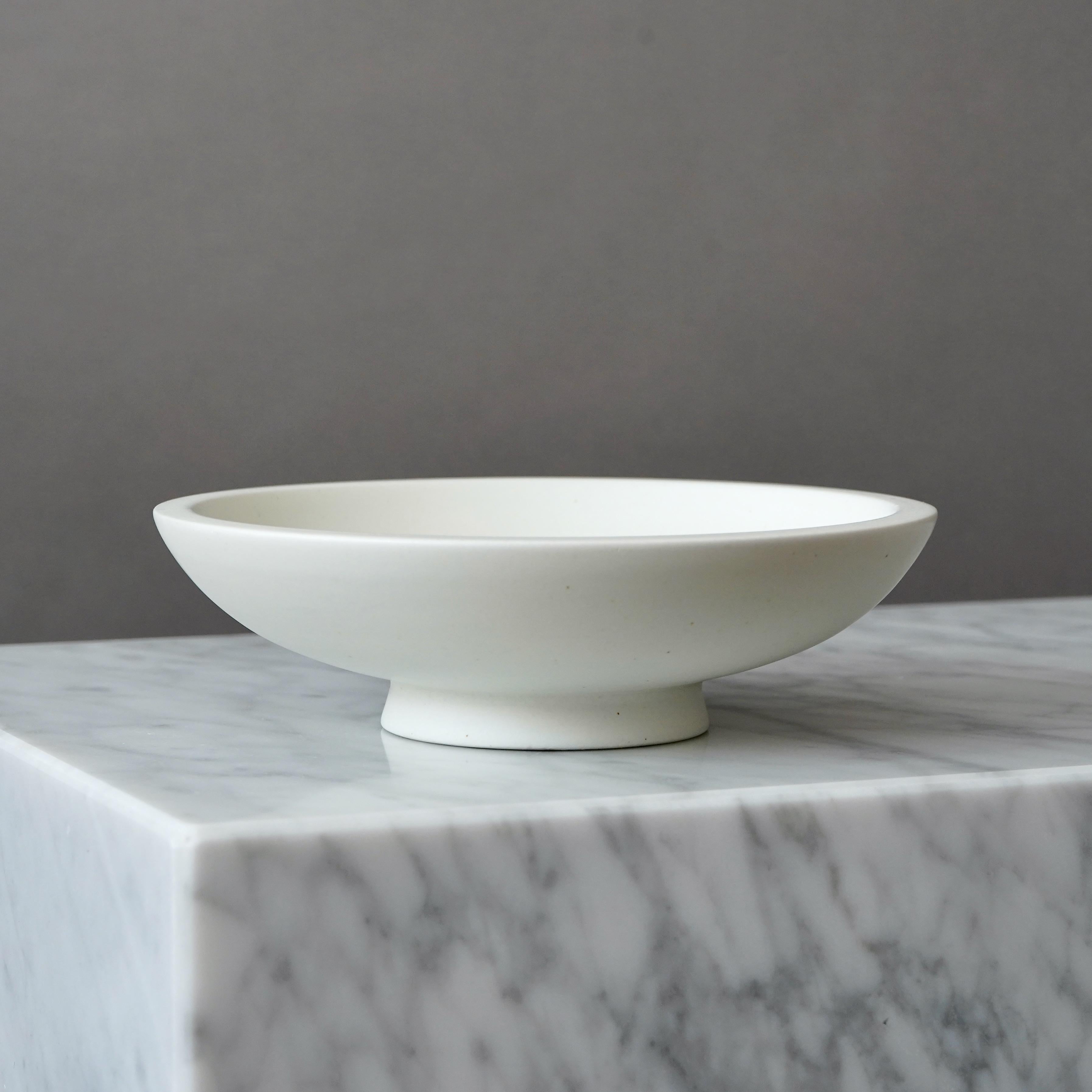 XX secolo Ciotola con piede in Whiting 'Carrara' di Wilhelm Kage per Gustavsberg, Svezia, anni '30 in vendita