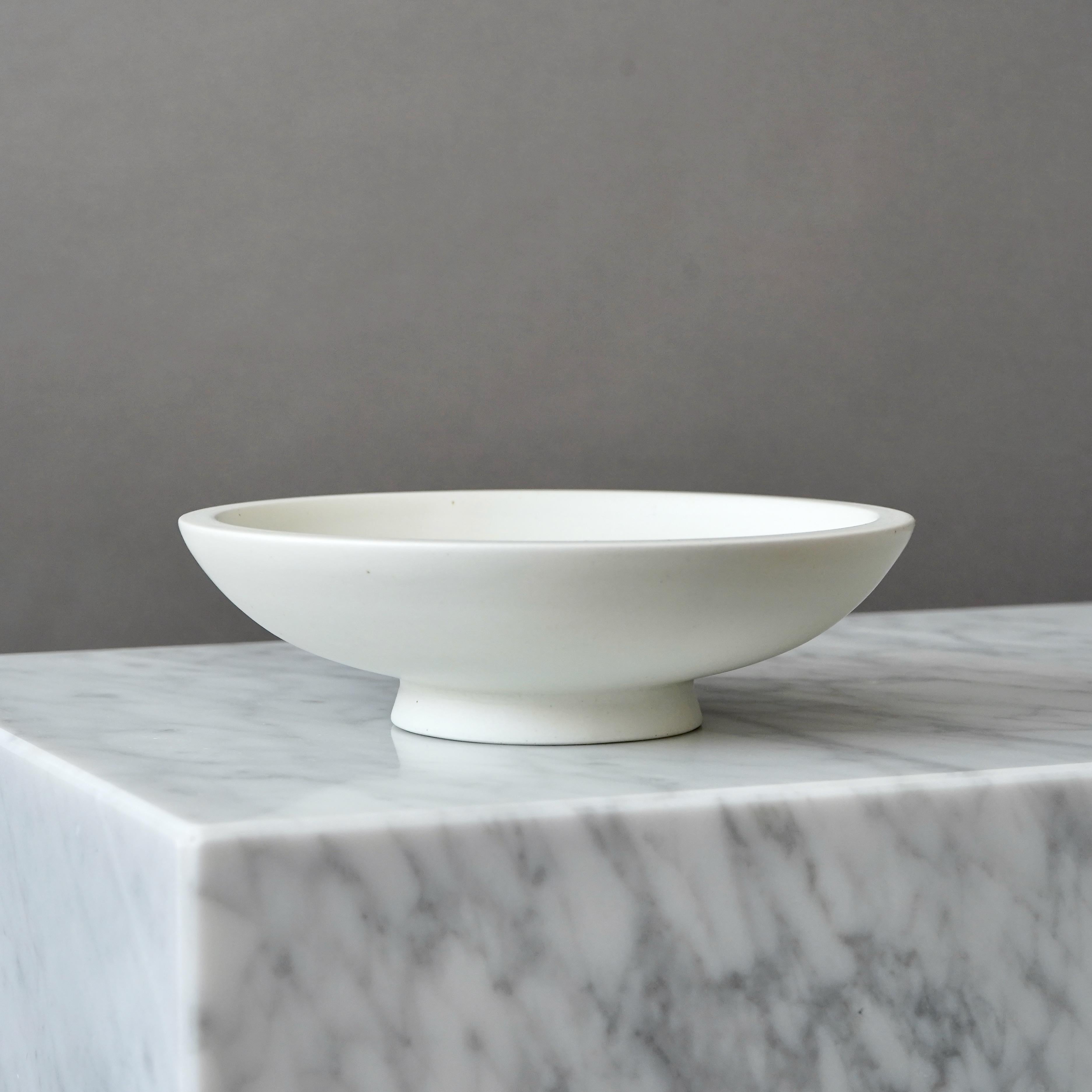 Ceramica Ciotola con piede in Whiting 'Carrara' di Wilhelm Kage per Gustavsberg, Svezia, anni '30 in vendita