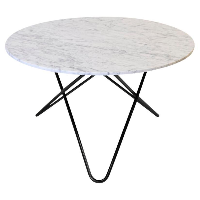 Grande table O en marbre de Carrare blanc et acier noir d'OxDenmarq