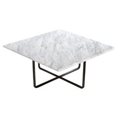 Table Ninety en marbre de Carrare blanc et acier noir de taille moyenne par OxDenmarq
