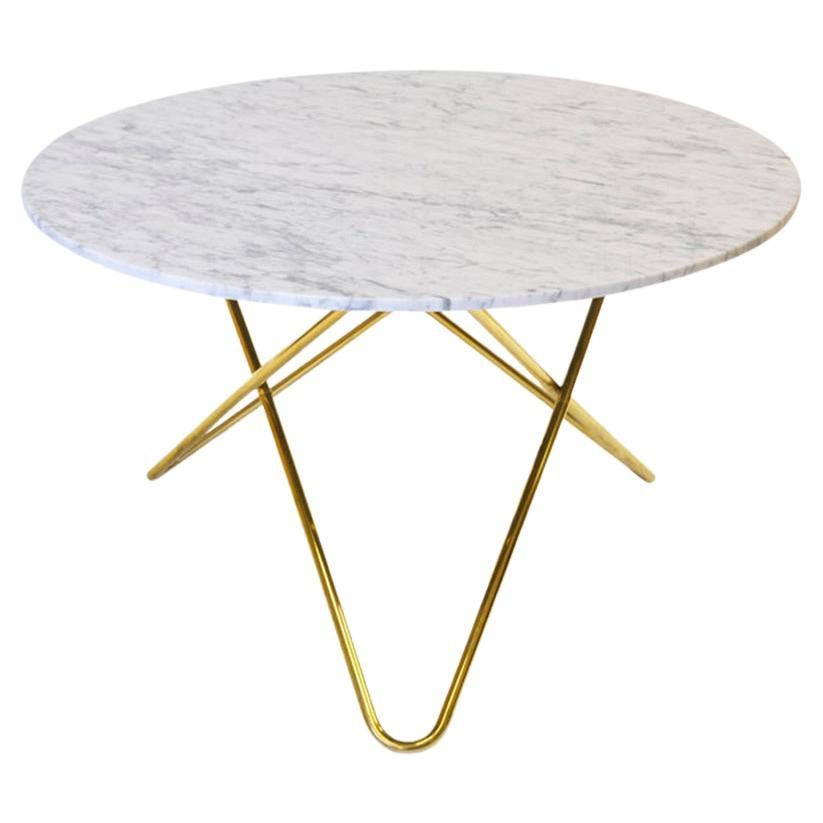 Grande table O en marbre de Carrare blanc et laiton par OxDenmarq
