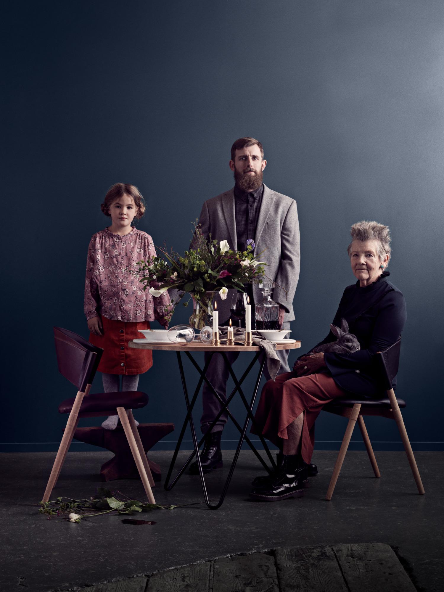 Postmoderne Table de salle à manger O en marbre blanc de Carrare et laiton par OxDenmarq en vente