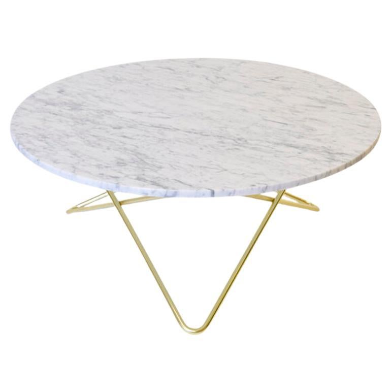 Grande table O en marbre blanc de Carrare et laiton par OxDenmarq