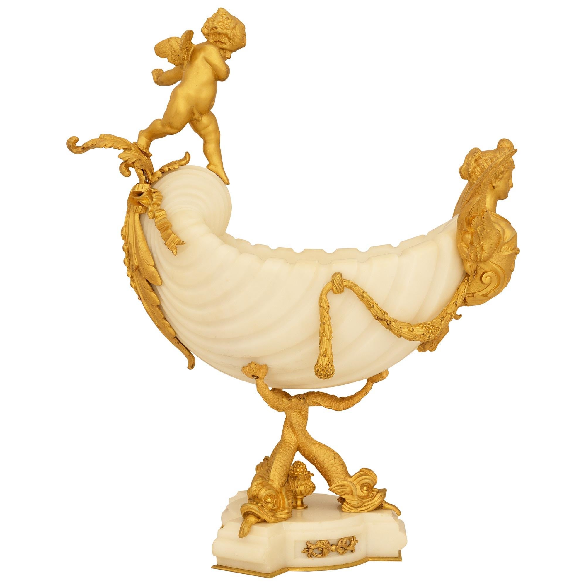 Mittelstück aus weißem Carrara-Marmor und Ormolu (Französisch) im Angebot