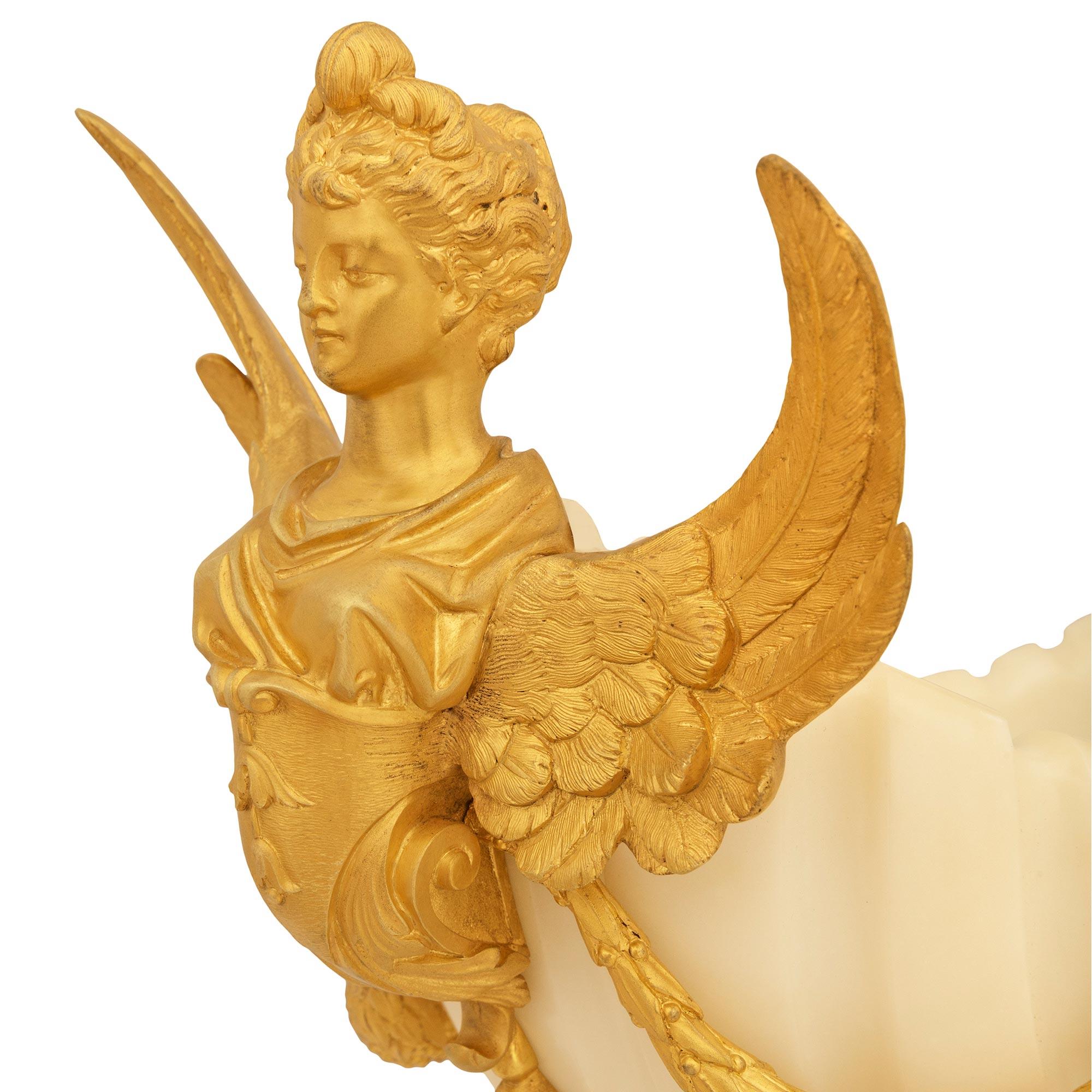 Mittelstück aus weißem Carrara-Marmor und Ormolu im Zustand „Gut“ im Angebot in West Palm Beach, FL