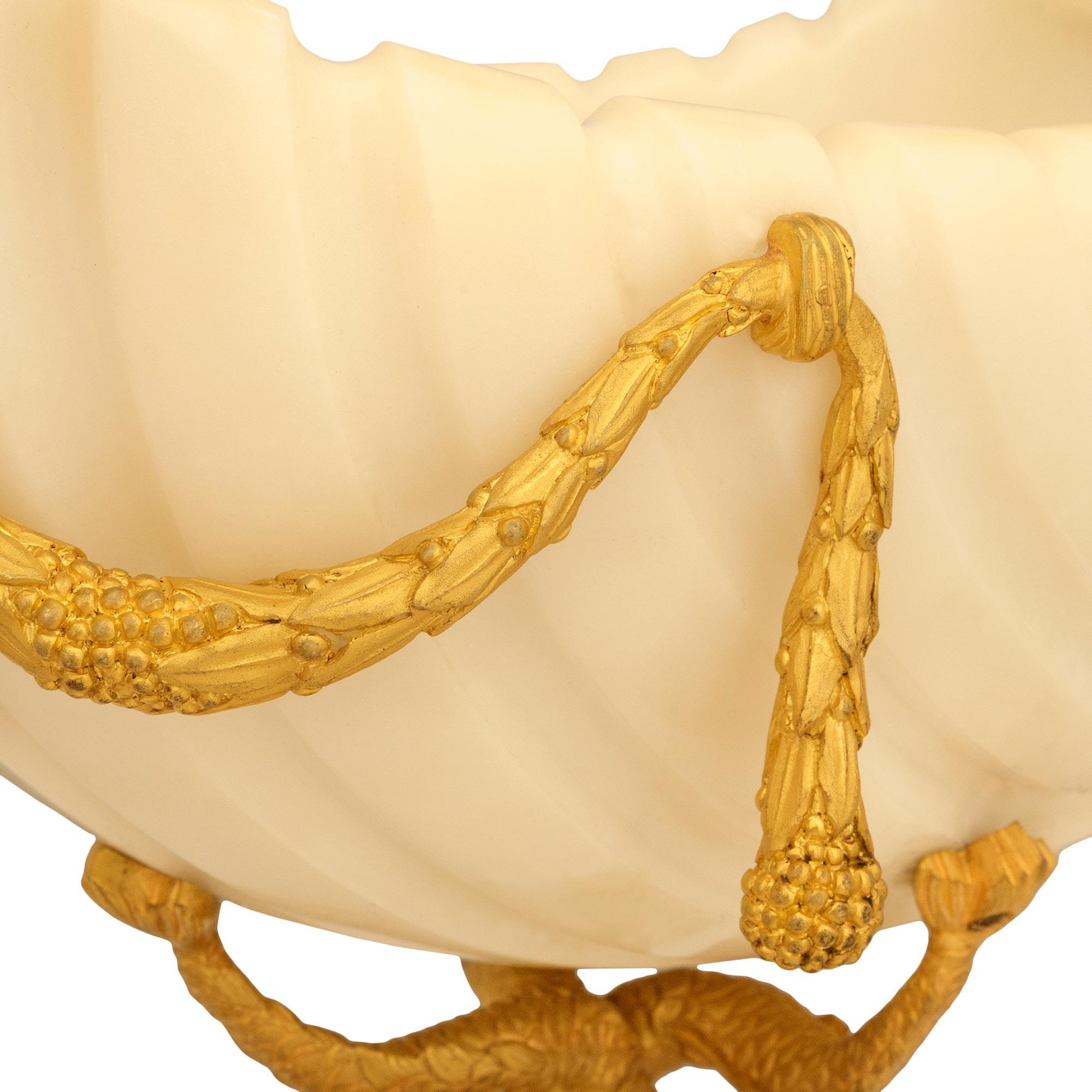 Mittelstück aus weißem Carrara-Marmor und Ormolu (19. Jahrhundert) im Angebot