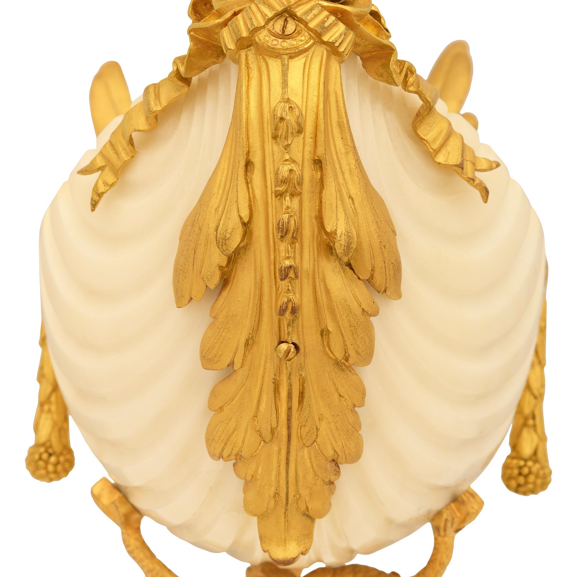 Mittelstück aus weißem Carrara-Marmor und Ormolu (Goldbronze) im Angebot
