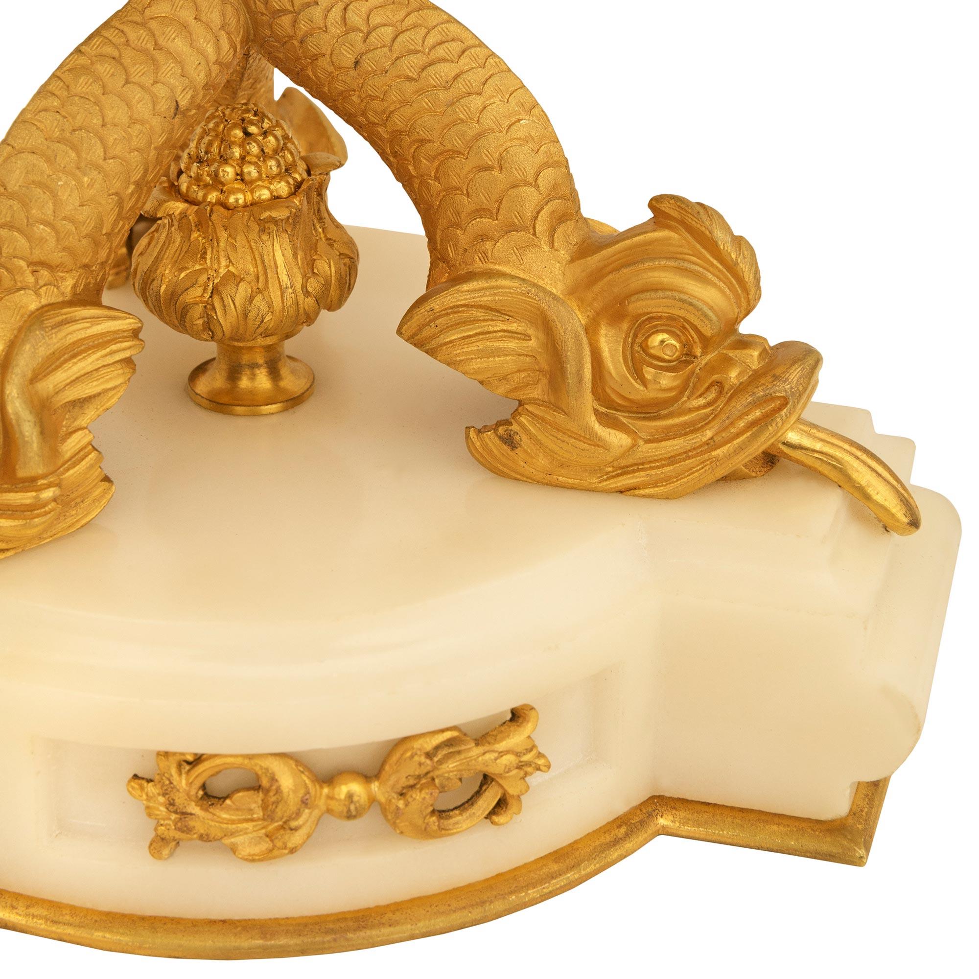 Mittelstück aus weißem Carrara-Marmor und Ormolu im Angebot 1