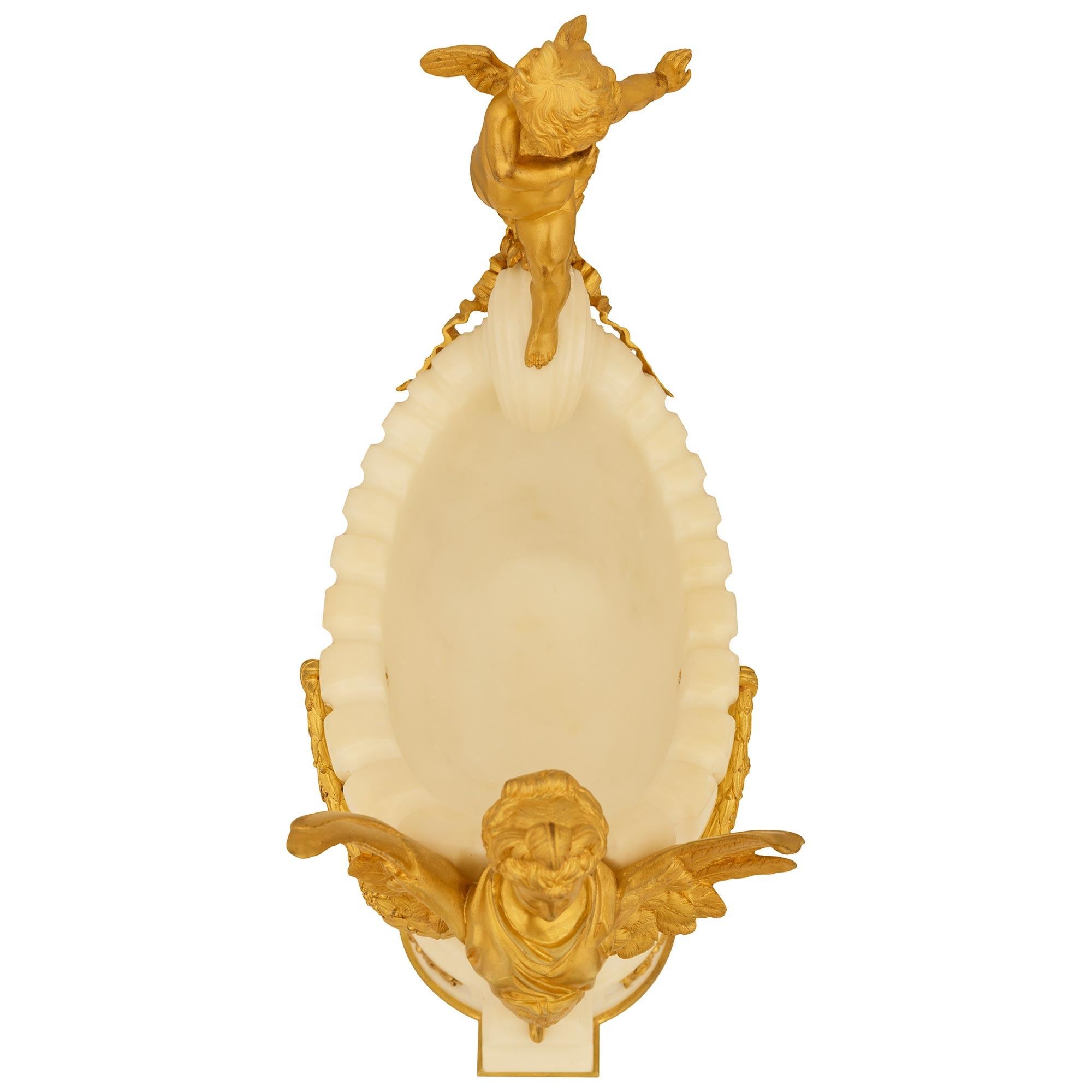 Mittelstück aus weißem Carrara-Marmor und Ormolu im Angebot 2
