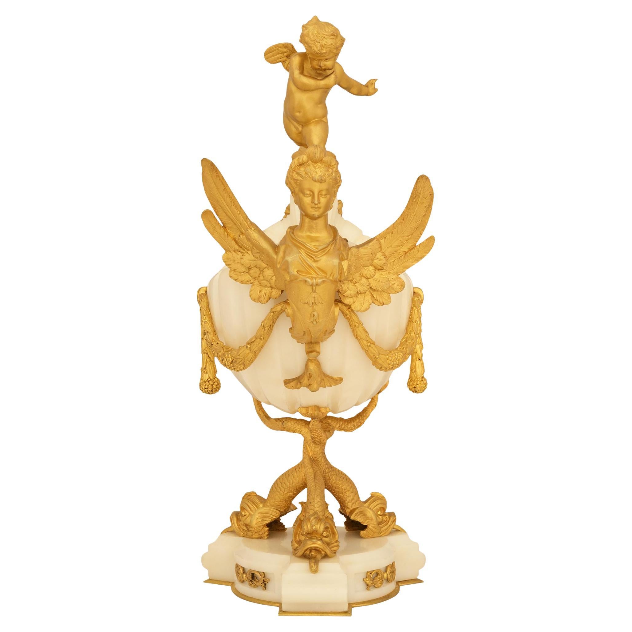 Mittelstück aus weißem Carrara-Marmor und Ormolu im Angebot