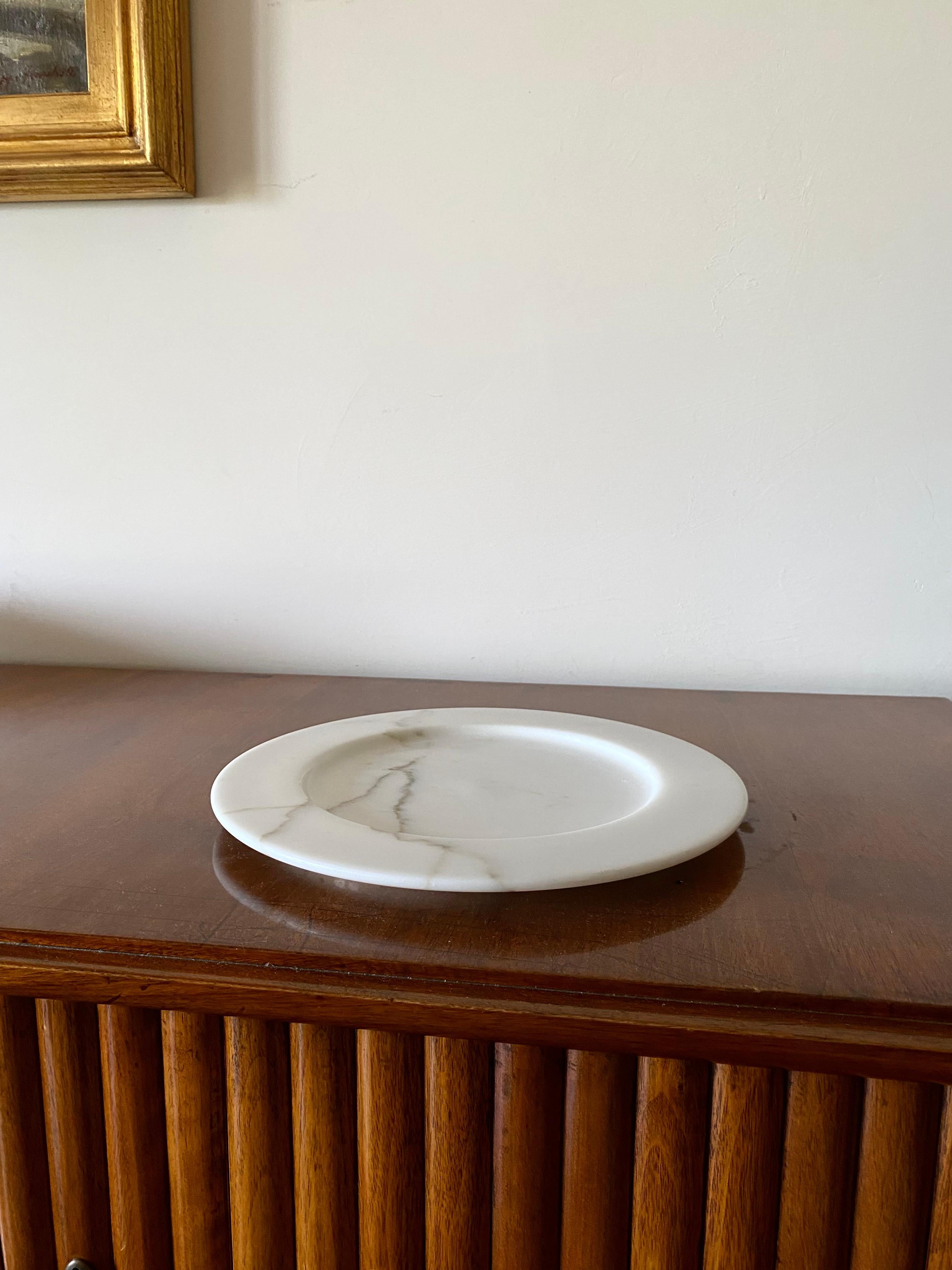 White Carrara Calacatta marble Centerpiece / plate 

Manufactured by Up&Up, Italy, 1970s.

H 2 cm

Diam. 30 cm

Conditions: excellent consistent with age and use